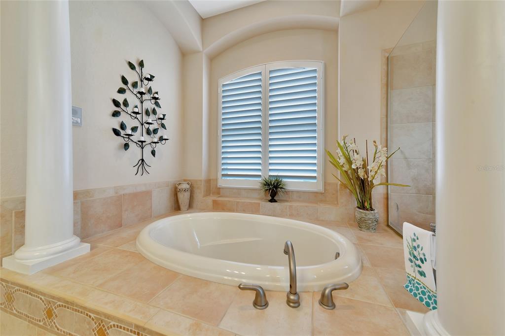 Bradenton, Florida, 34212, United States, 3 Bedrooms Bedrooms, ,3 BathroomsBathrooms,Residential,For Sale,1989547