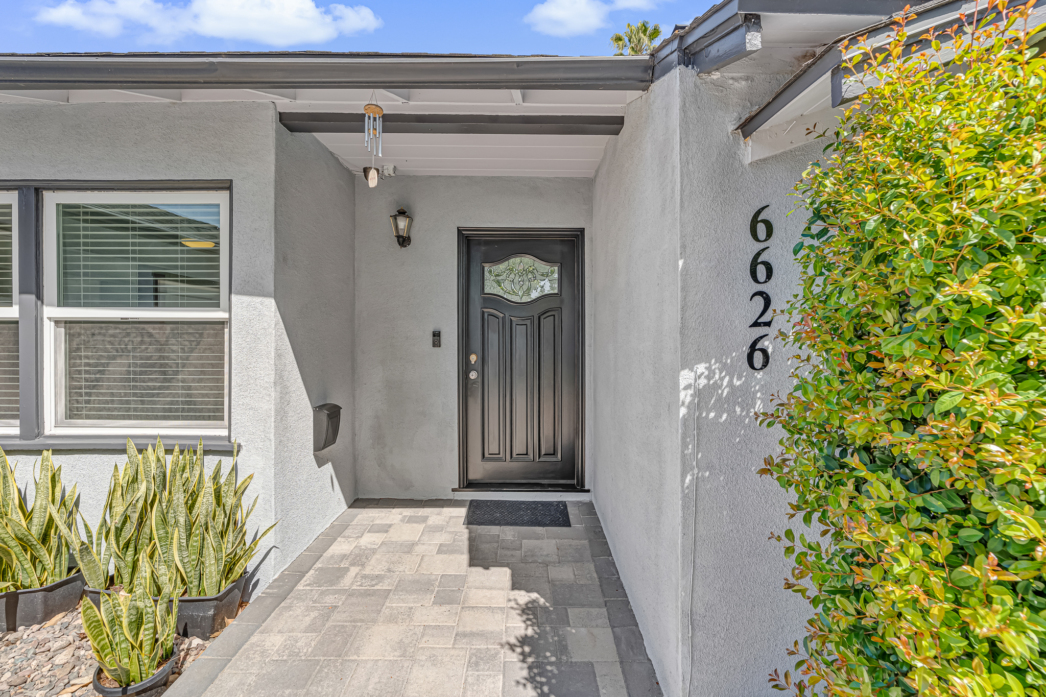  6626 Burnet Avenue - 物件實景