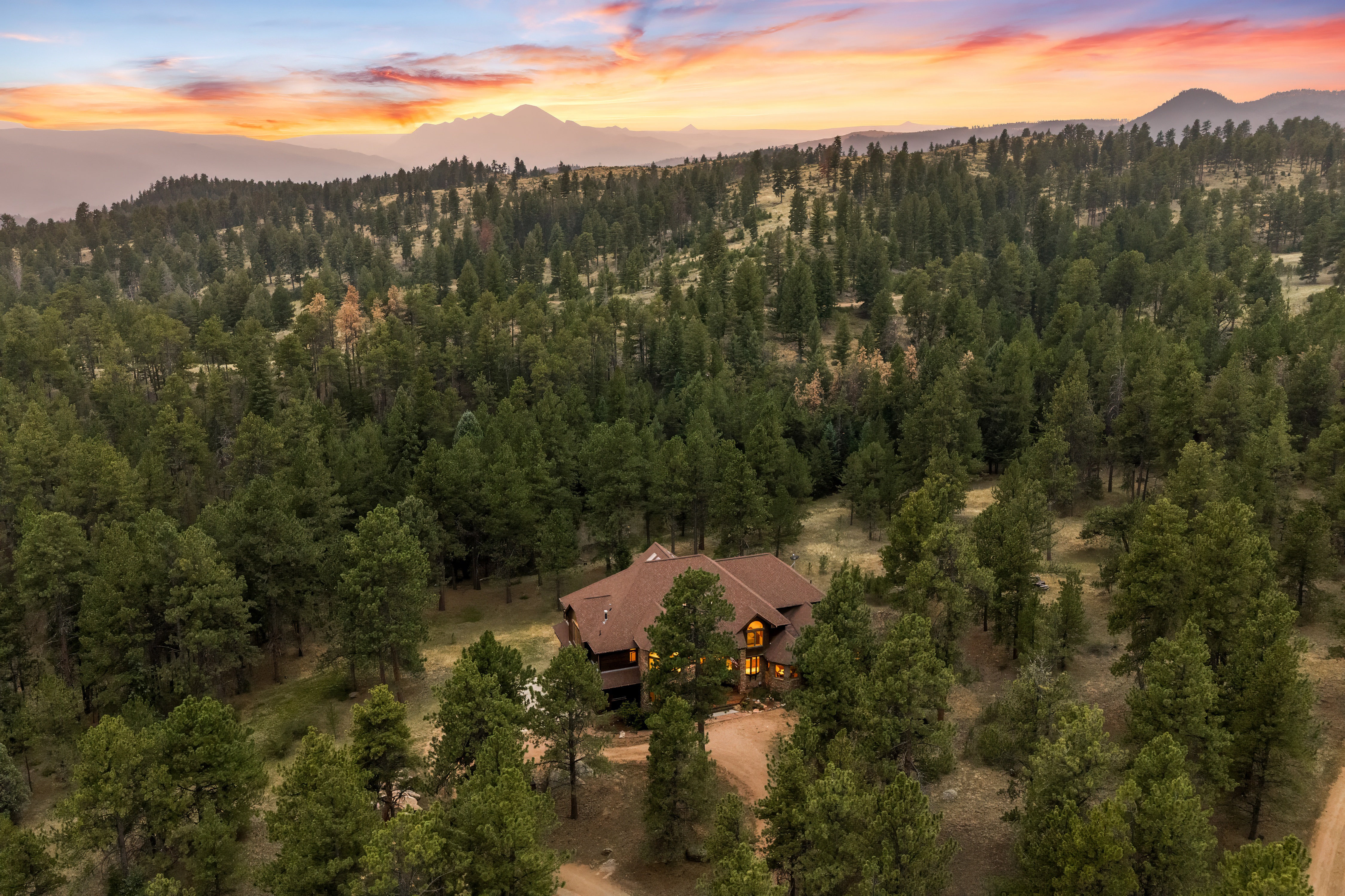  Colorado Living in Impressive 8,200 sq ft Home Backing to Pike National Forest - 物件實景