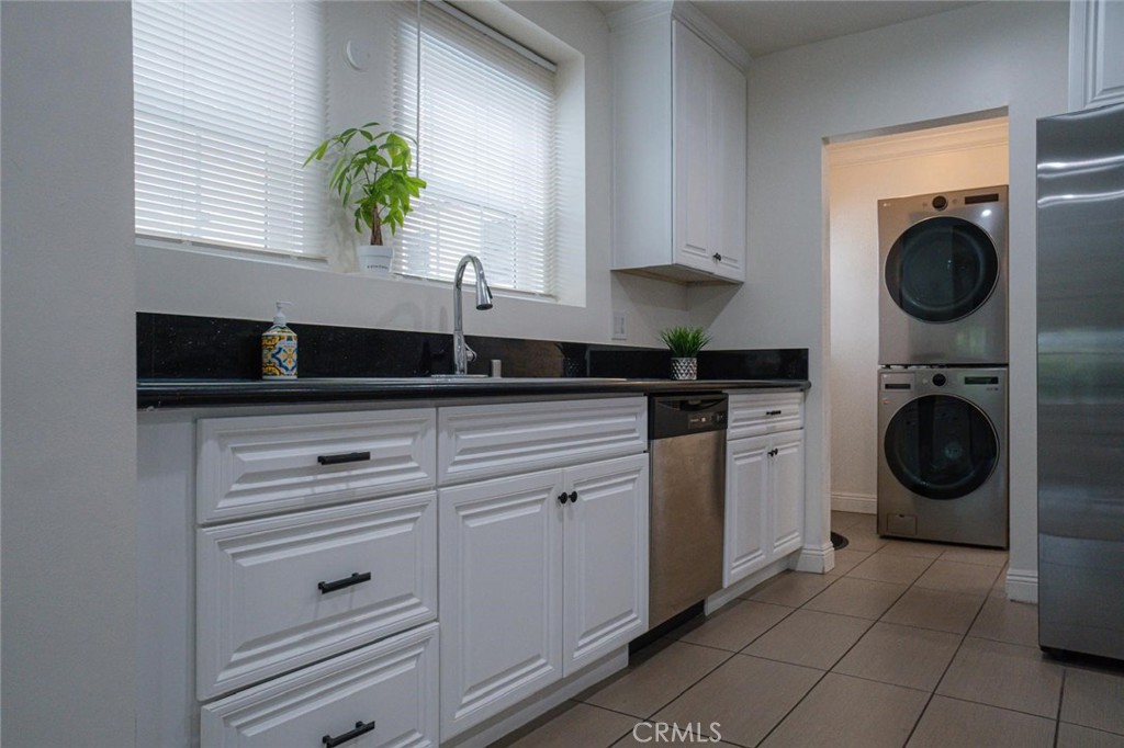 Los Angeles, California, 90043, United States, 3 Bedrooms Bedrooms, ,2 BathroomsBathrooms,Residential,For Sale,1981905