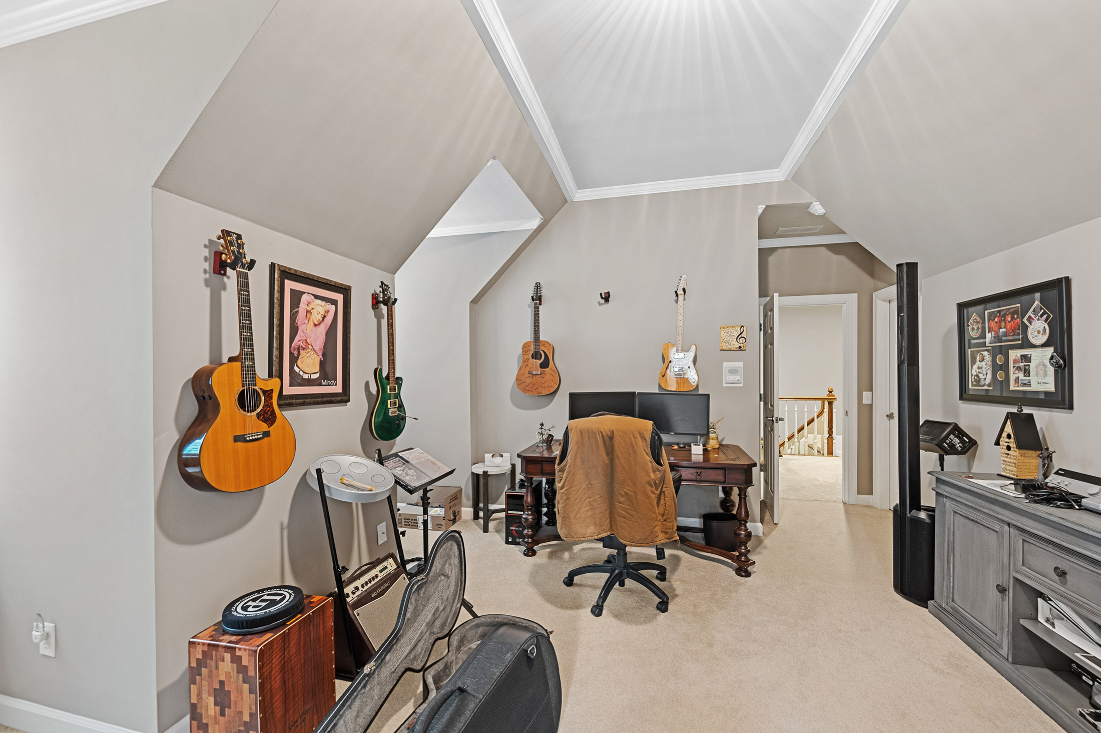  European-inspired Estate Tucked on Nearly Two Acres on Quiet Cul-de-sac - 物件實景