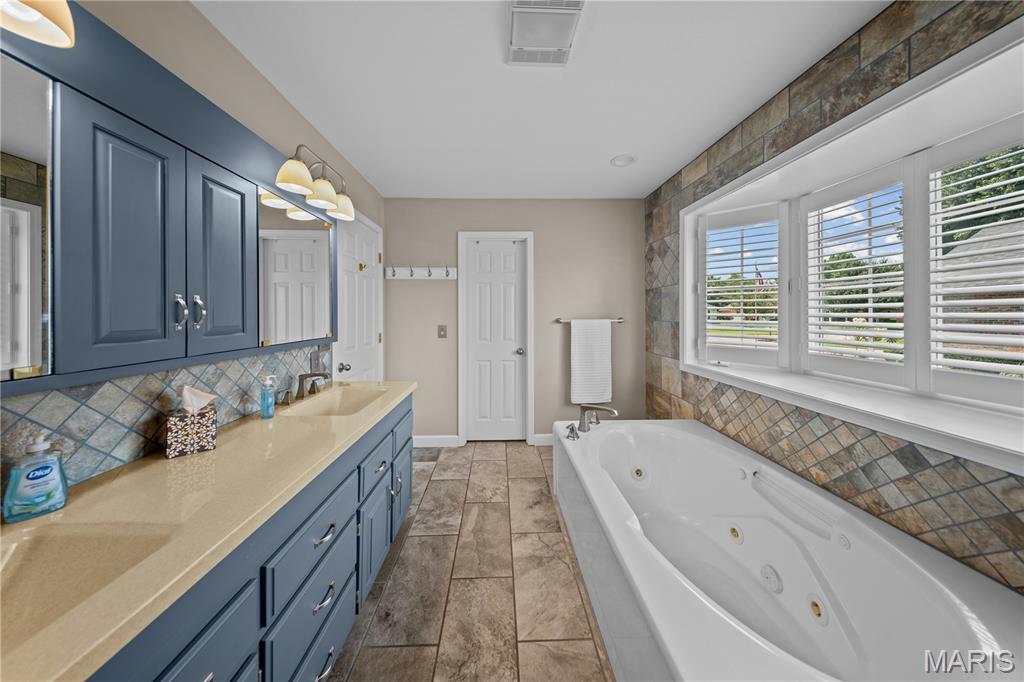 Sikeston, Missouri, 63801, United States, 3 Bedrooms Bedrooms, ,4 BathroomsBathrooms,Residential,For Sale,1927831