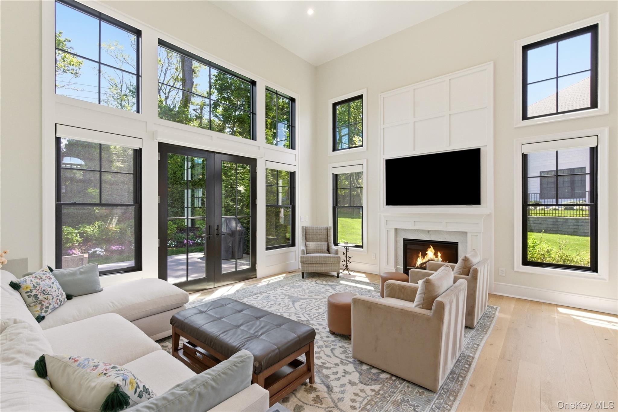  102 Three Ponds Lane E, Woodbury, NY, 11797 - 物件實景