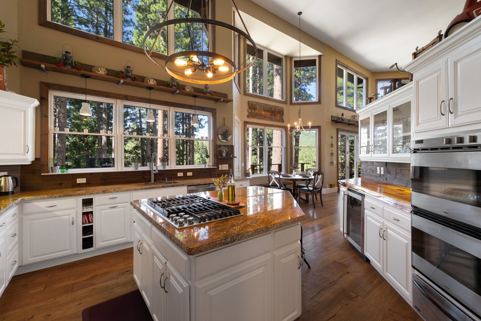  Hilltop Whitehawk Ranch Estate with Sweeping Meadow, Pond & Mountain Views - 物件實景