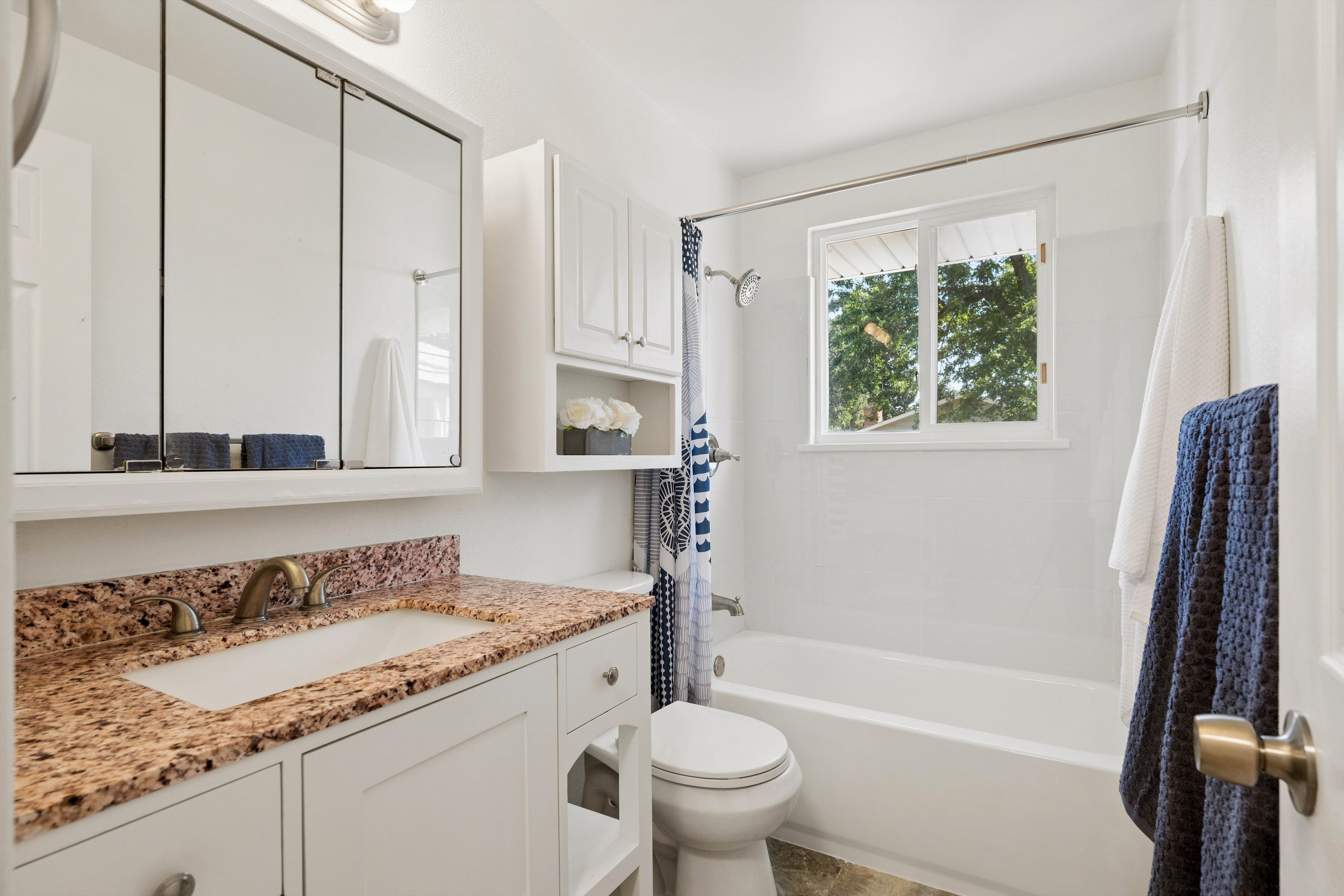  Beautifully Refreshed With Thoughtful Updates Throughout - 物件實景