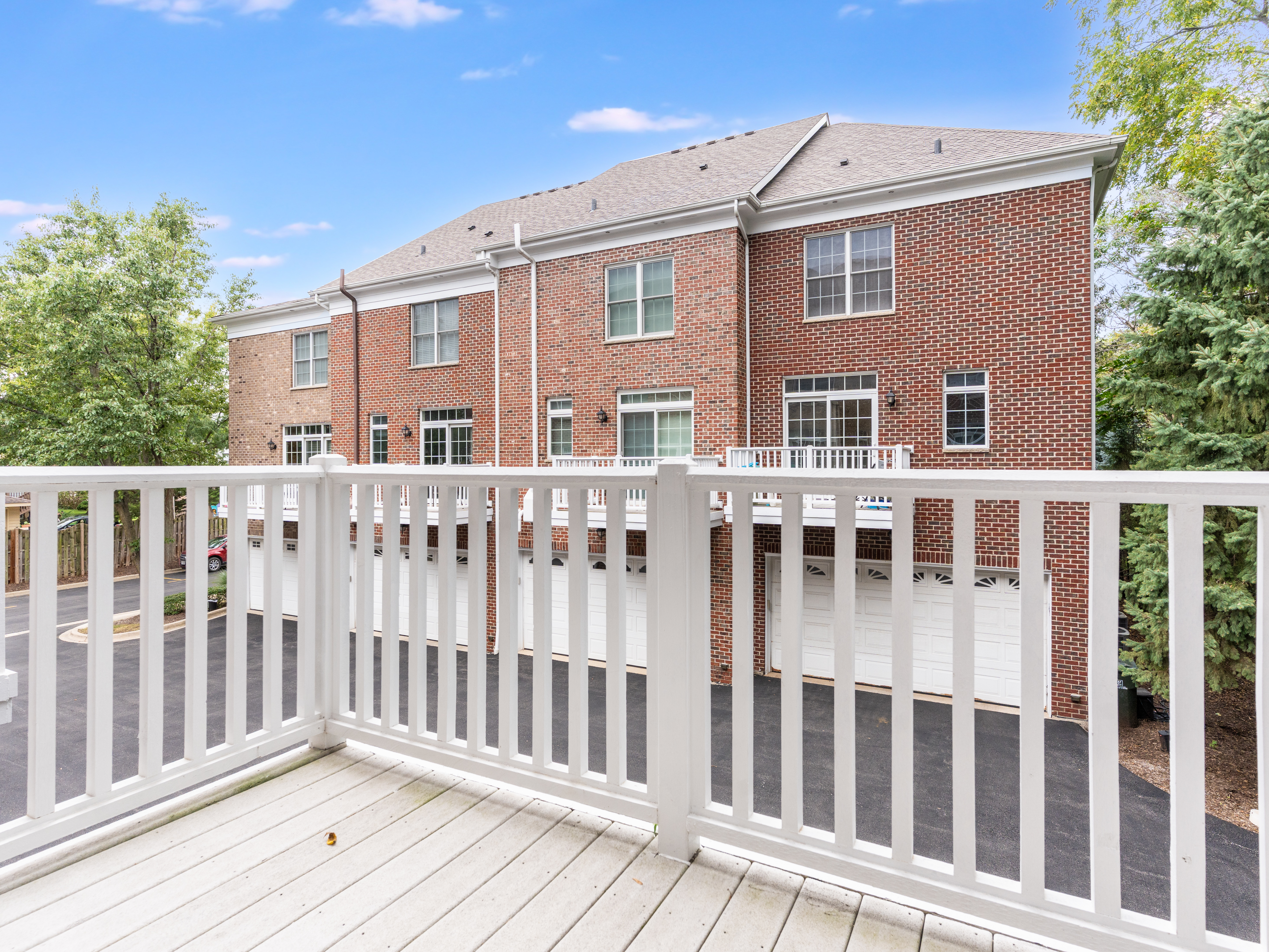  Highly Desirable Naperville Station End Unit - 物件實景