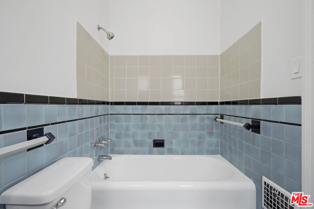 Los Angeles, California, 90036, United States, 3 Bedrooms Bedrooms, ,3 BathroomsBathrooms,Residential,For Sale,1896825