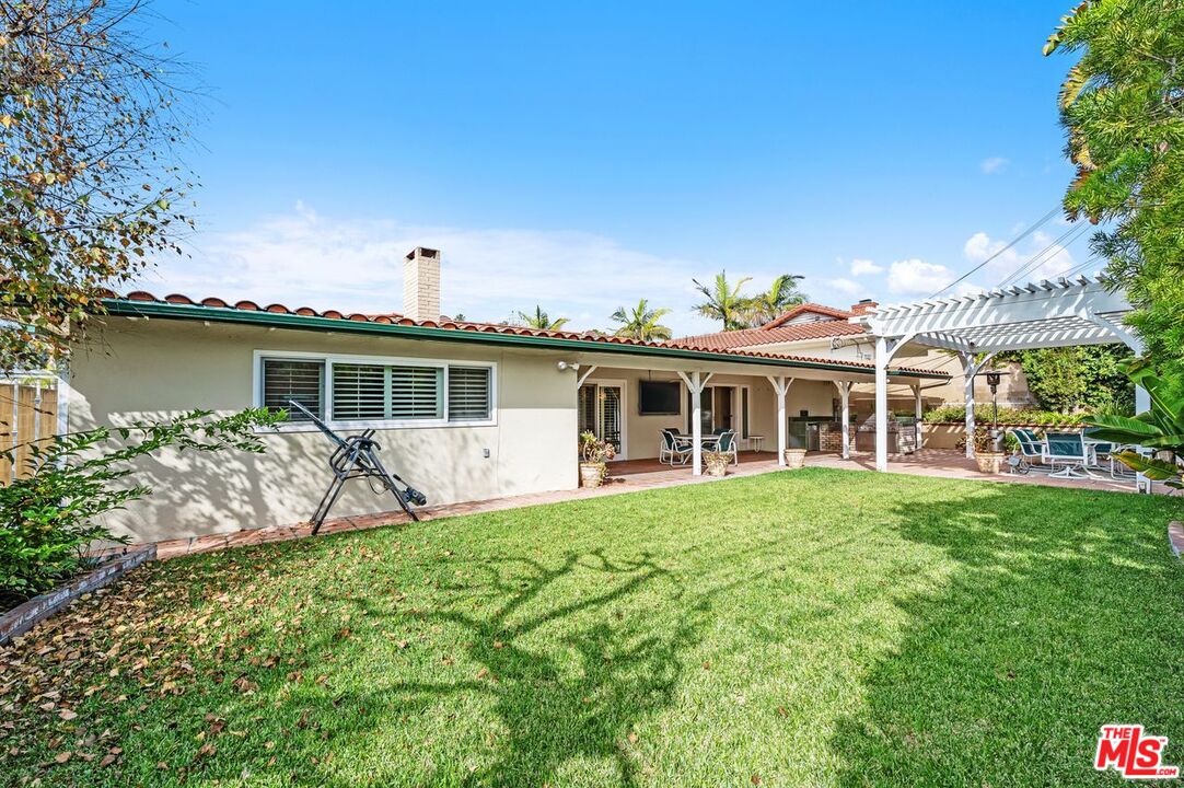 Los Angeles, California, 90056, United States, 5 Bedrooms Bedrooms, ,3 BathroomsBathrooms,Residential,For Sale,1987741