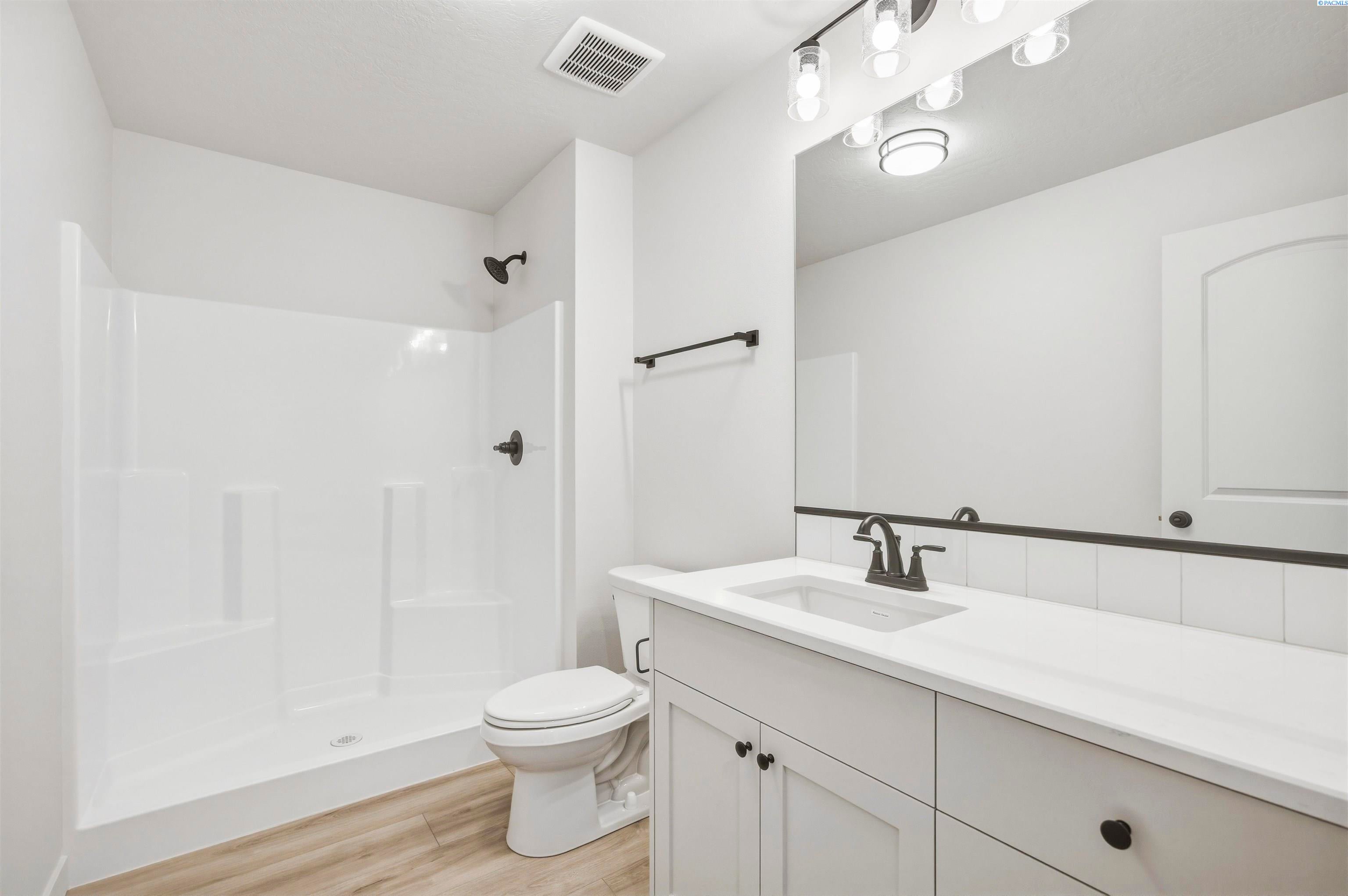 Prosser, Washington, 99350, United States, 5 Bedrooms Bedrooms, ,3 BathroomsBathrooms,Residential,For Sale,2028032