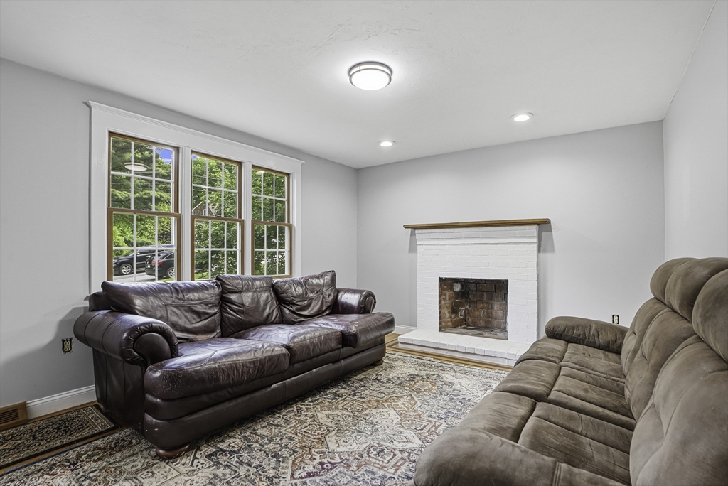 Franklin, Massachusetts, 02038, United States, 3 Bedrooms Bedrooms, ,Residential,For Sale,2048038