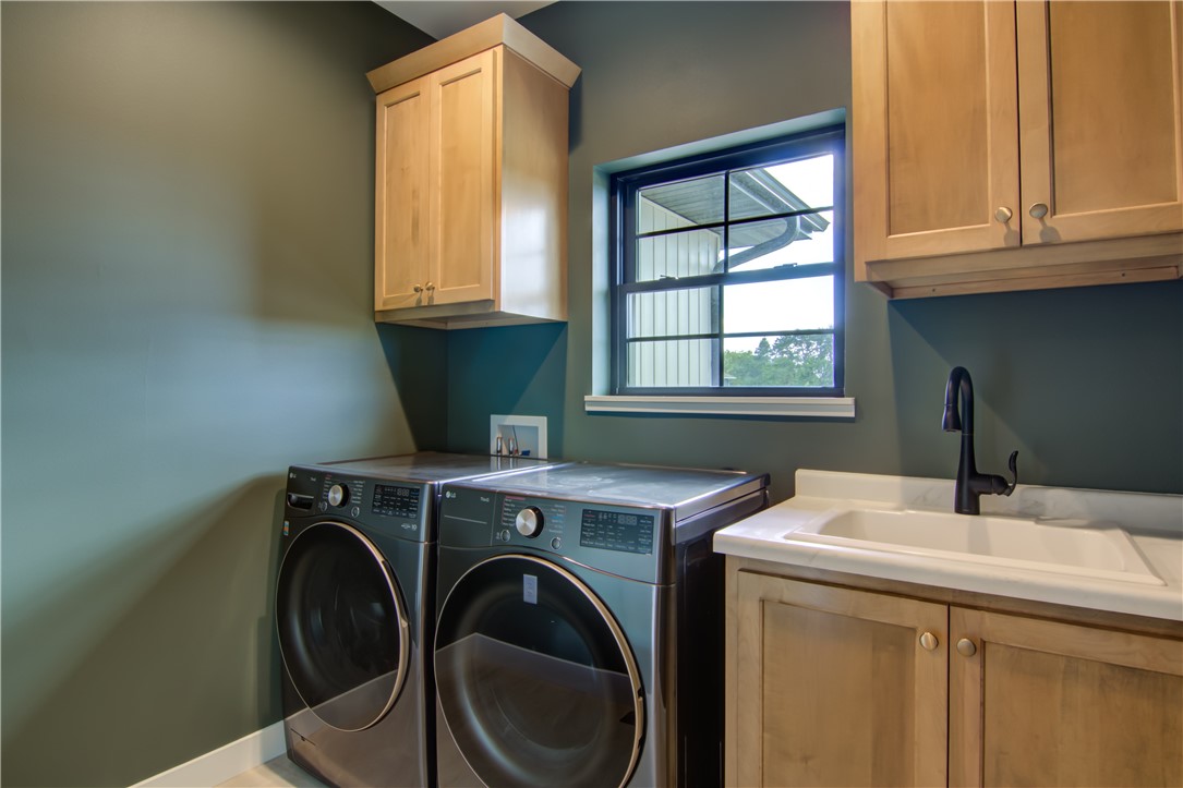 Eau Claire, Wisconsin, 54701, United States, 5 Bedrooms Bedrooms, ,3 BathroomsBathrooms,Residential,For Sale,1983873