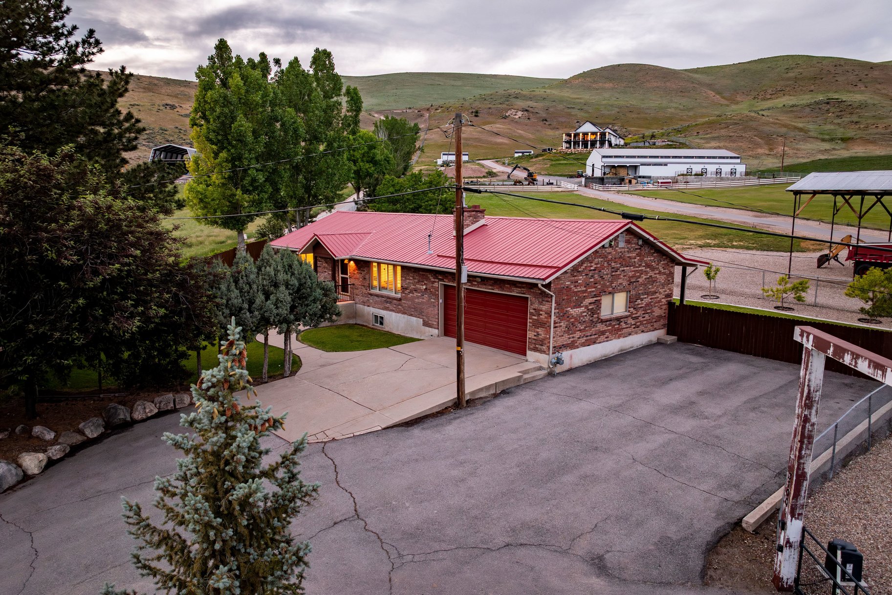 Incredibly Well-Maintained Horse Property with Indoor Arena & Views - 物件實景
