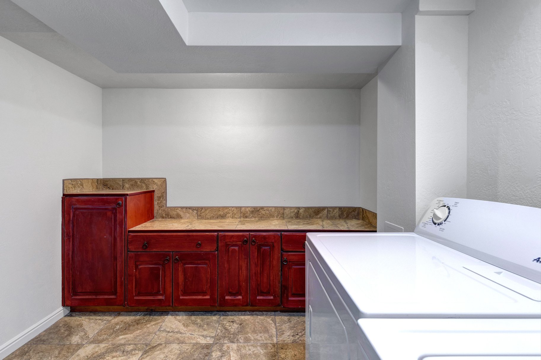  Functional Living, Hardwood Floors & Backyard Space to Enjoy - 物件實景