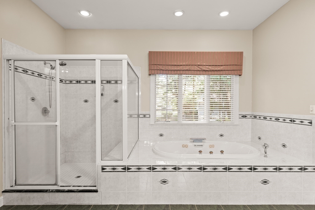 Topsfield, Massachusetts, 01983, United States, 4 Bedrooms Bedrooms, ,4 BathroomsBathrooms,Residential,For Sale,1901084