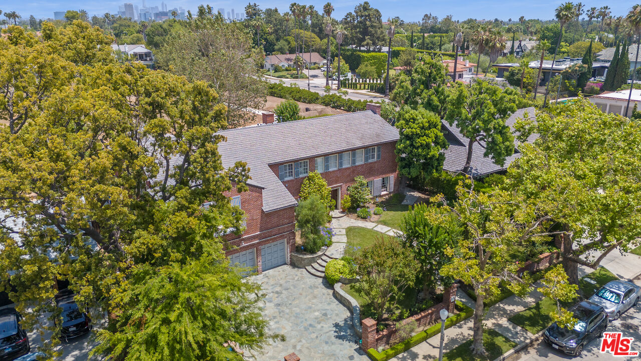 Los Angeles, California, 90004, United States, 6 Bedrooms Bedrooms, ,7 BathroomsBathrooms,Residential,For Sale,1907510
