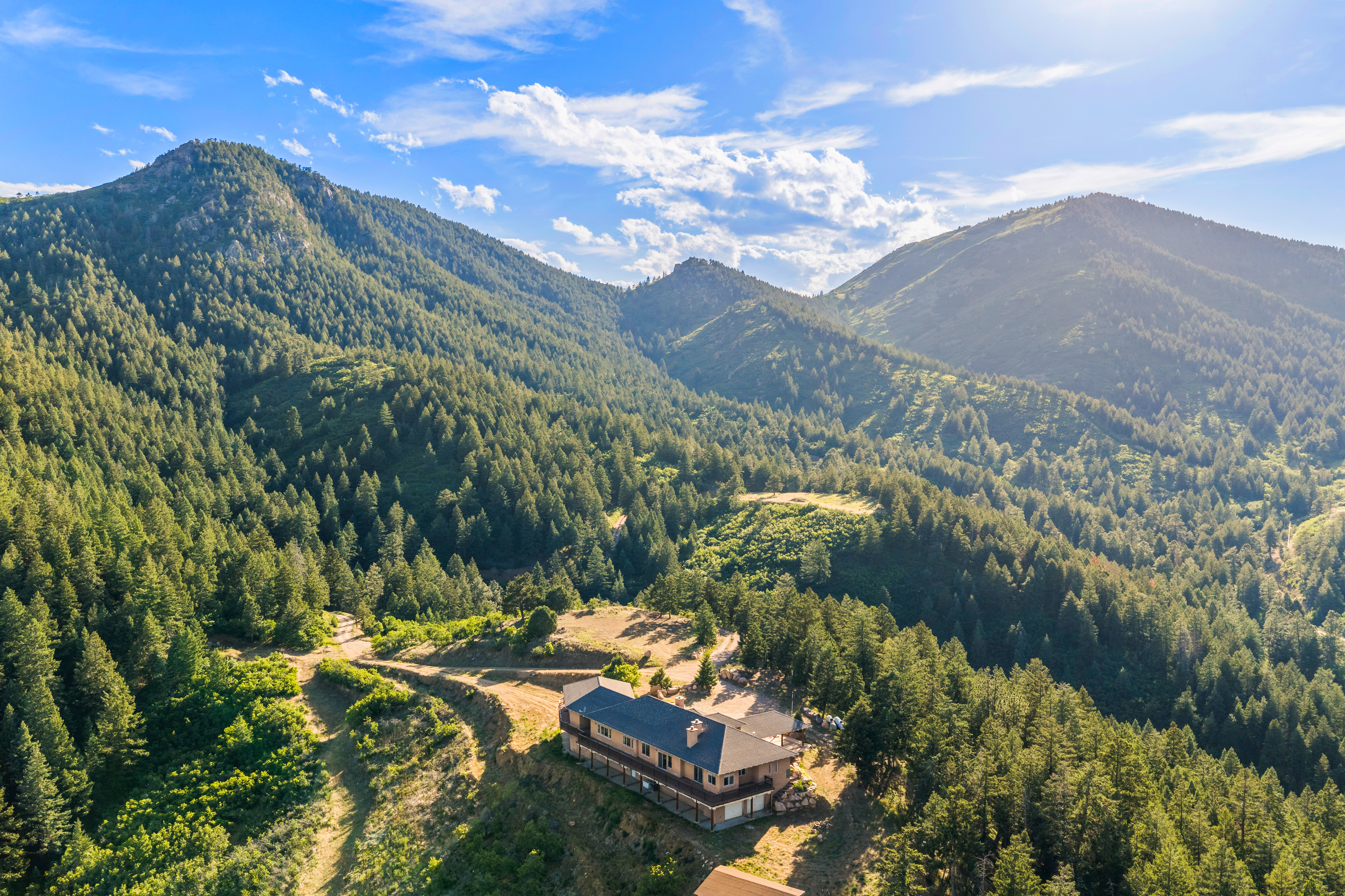  Rare 40-Acre Mountain Retreat with Panoramic Views & 11 Garages - 物件實景