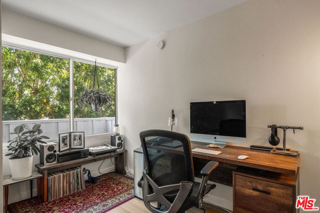 Los Angeles, California, 90046, United States, 2 Bedrooms Bedrooms, ,2 BathroomsBathrooms,Residential,For Sale,1940758