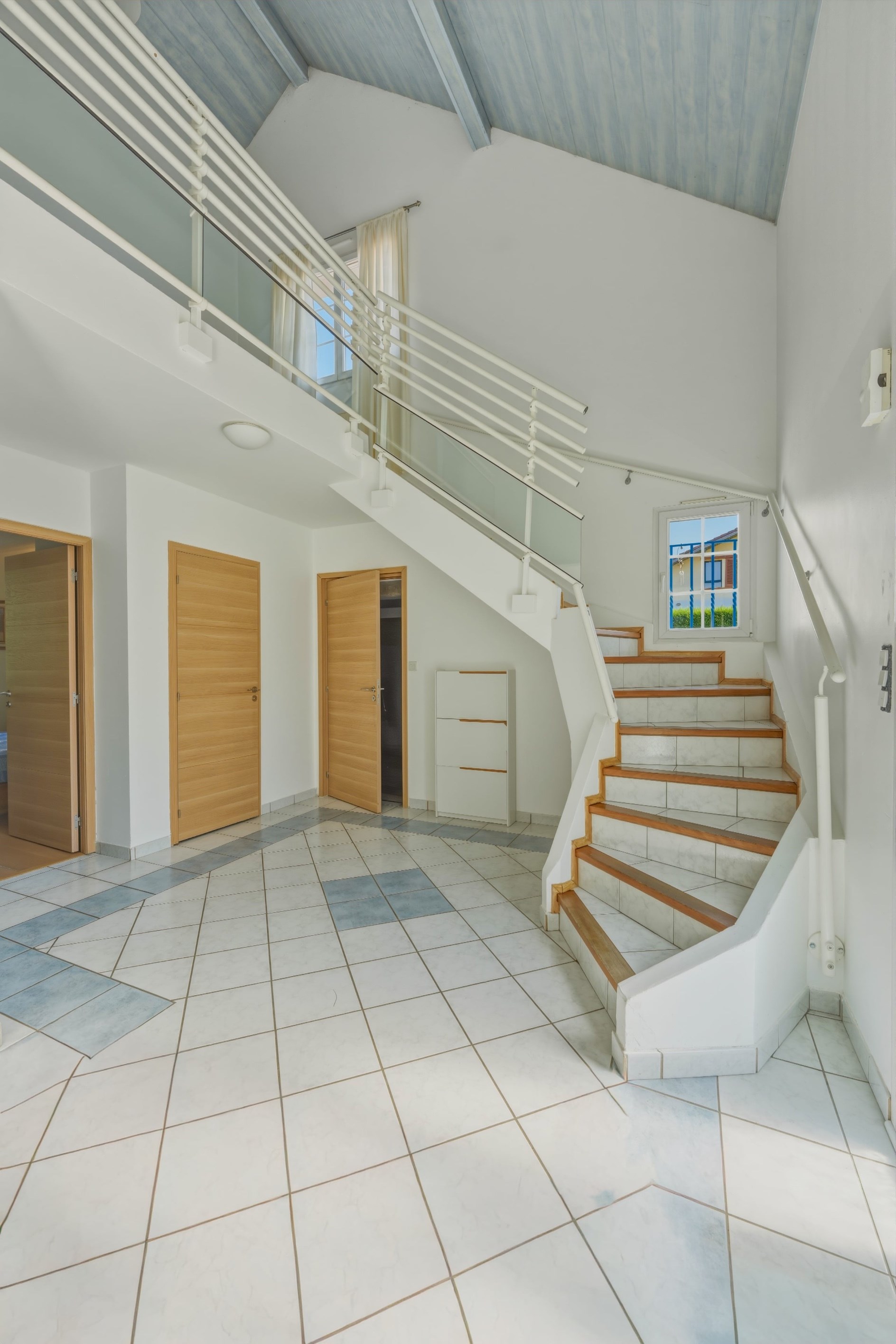  Elegant Home with Swimming Pool in a Peaceful Residential Setting - 物件實景