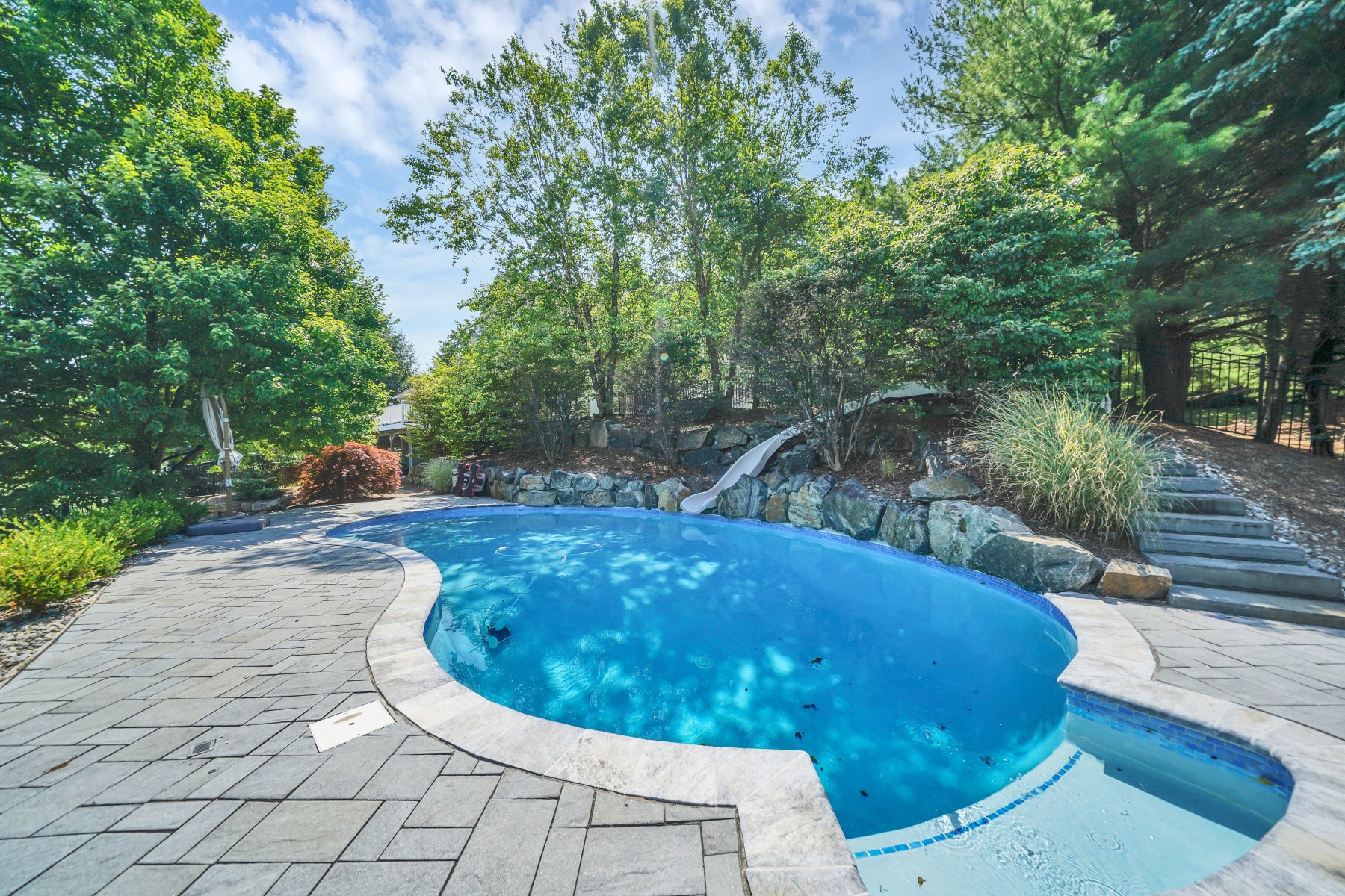  Custom Built Colonial Home with Mountain Views and Exceptional Outdoor Setting - 物件實景