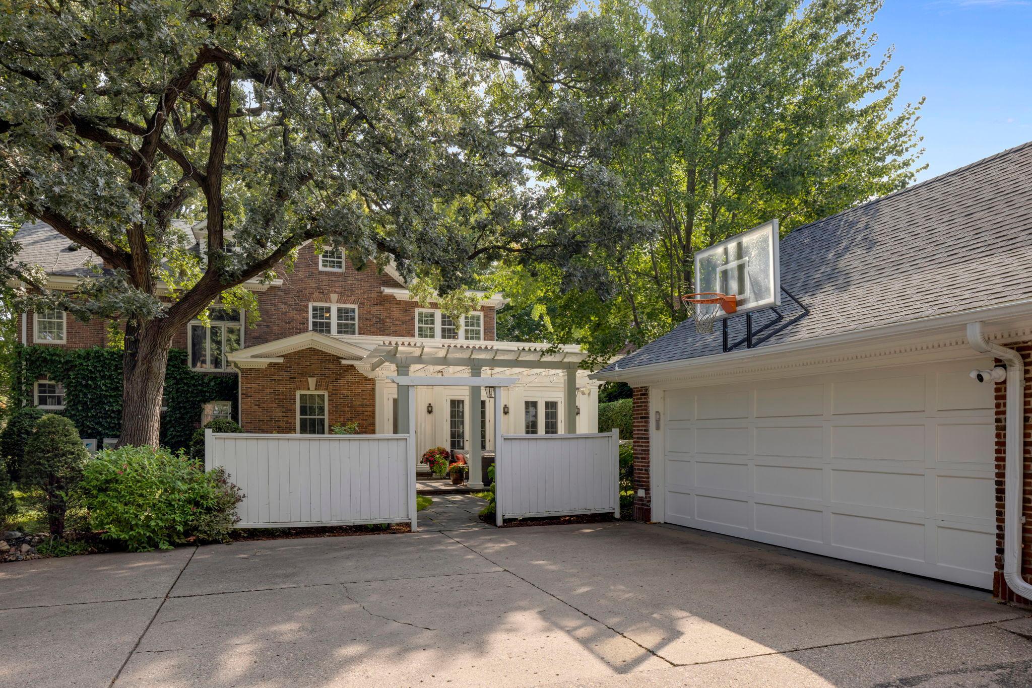 Minneapolis, Minnesota, 55405, United States, 5 Bedrooms Bedrooms, ,3 BathroomsBathrooms,Residential,For Sale,2000918