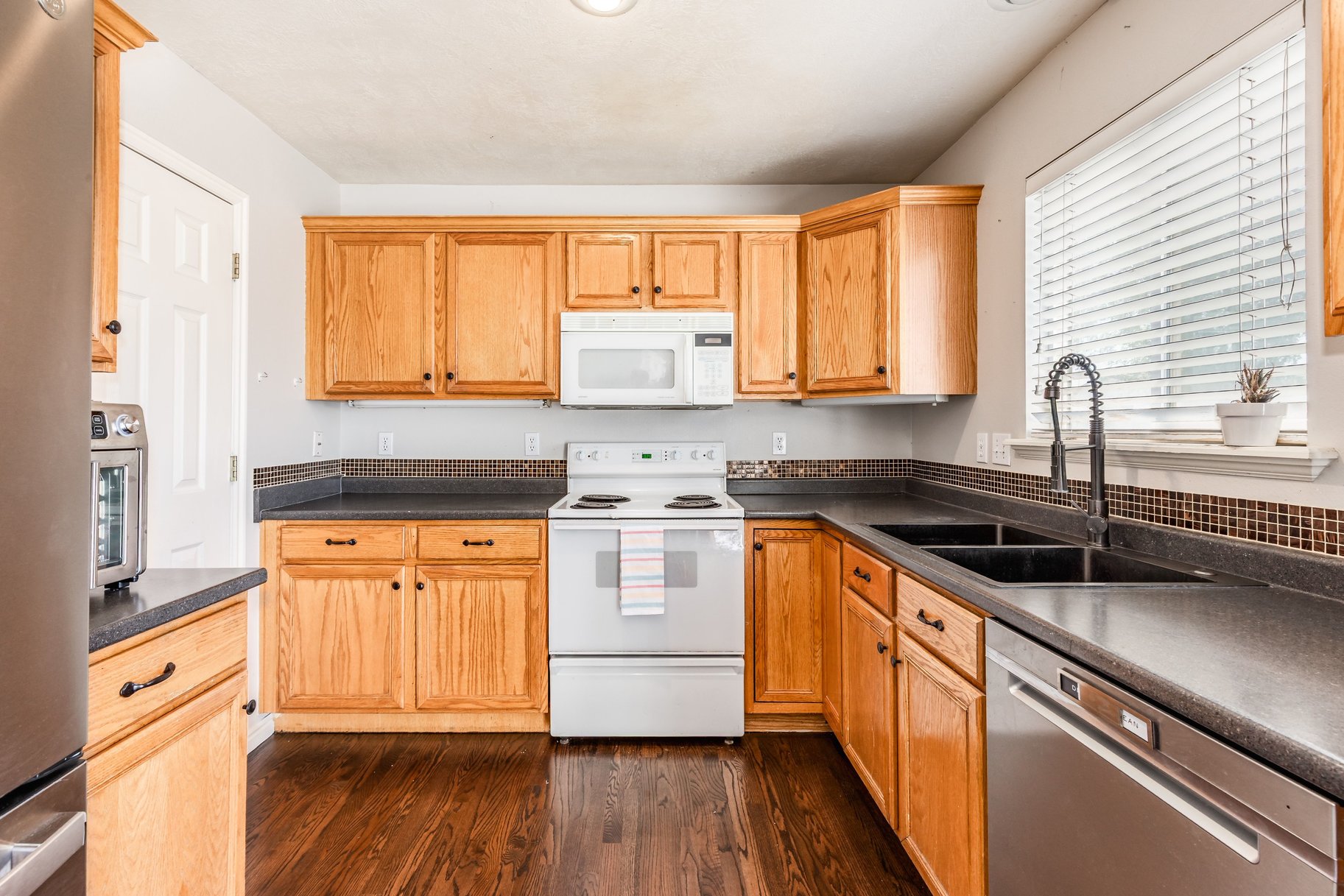  Your Perfect Townhome: Spacious Layout, Finished Basement & Relaxing Back Patio - 物件實景