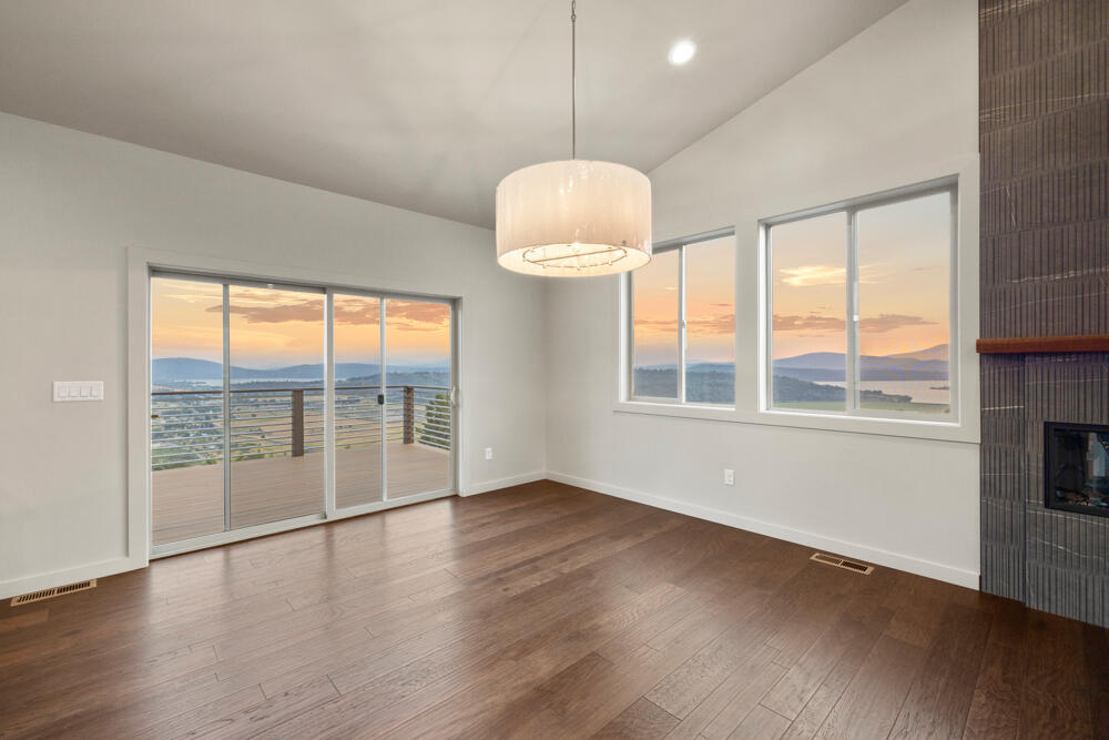 Klamath Falls, Oregon, 97601, United States, 3 Bedrooms Bedrooms, ,4 BathroomsBathrooms,Residential,For Sale,1794380