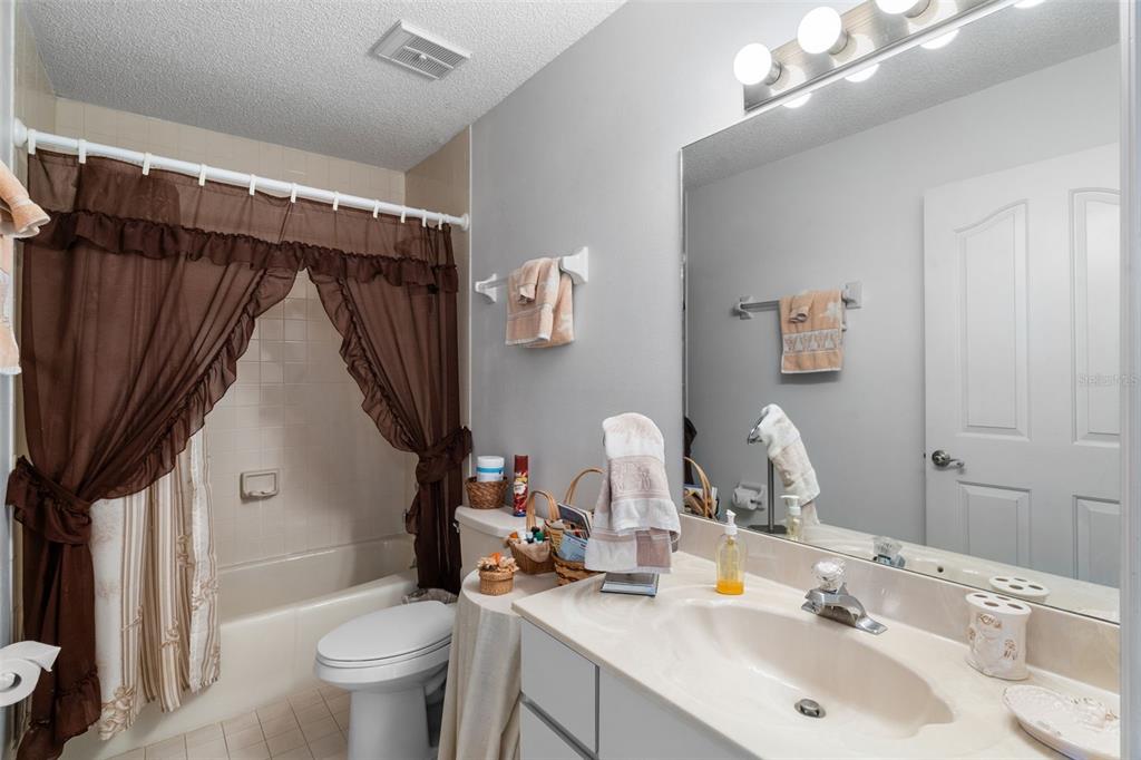 Orlando, Florida, 32817, United States, 4 Bedrooms Bedrooms, ,4 BathroomsBathrooms,Residential,For Sale,1821453