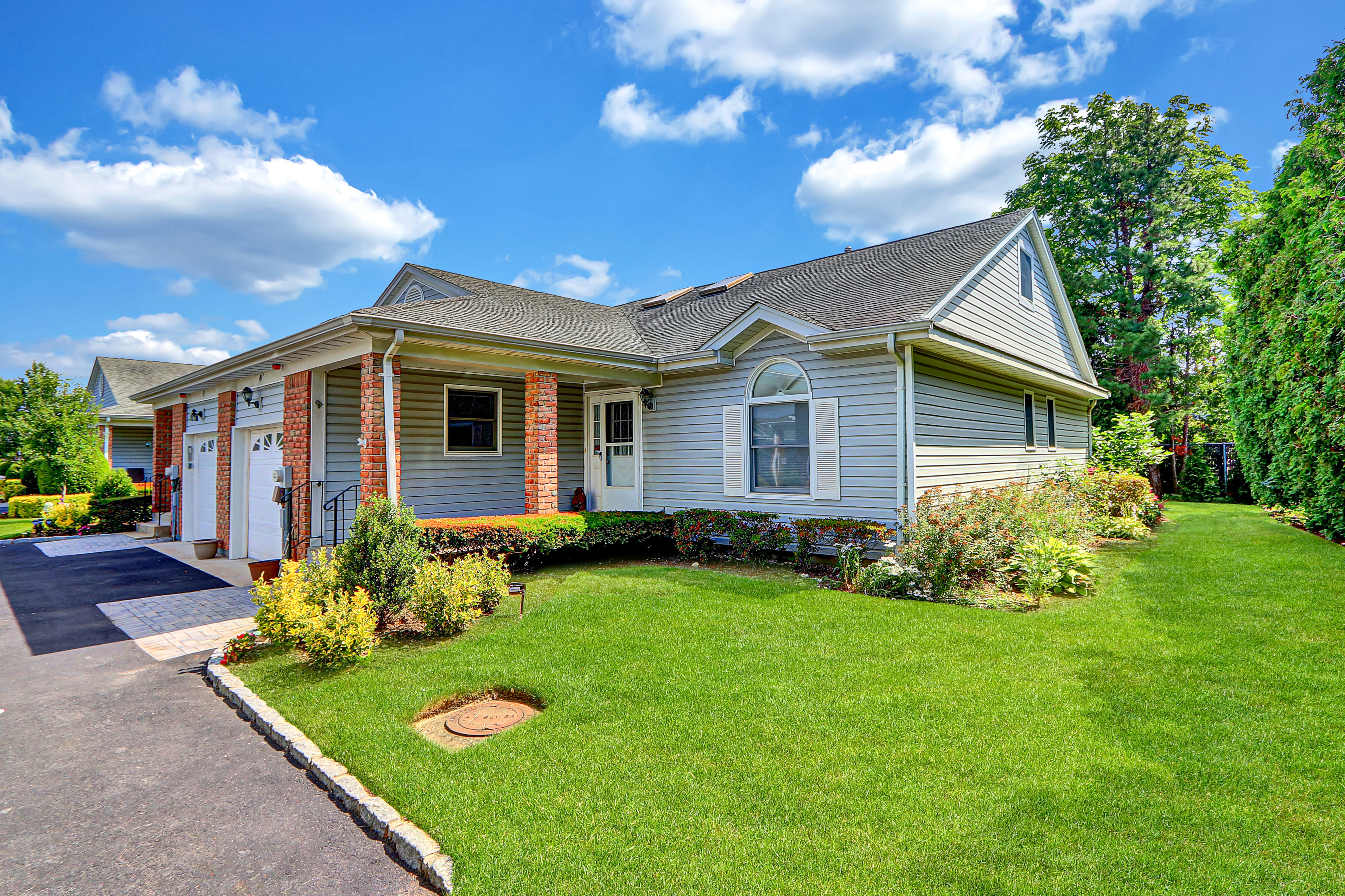 North Babylon, New York, 11703, United States, 2 Bedrooms Bedrooms, ,2 BathroomsBathrooms,Residential,For Sale,1943160