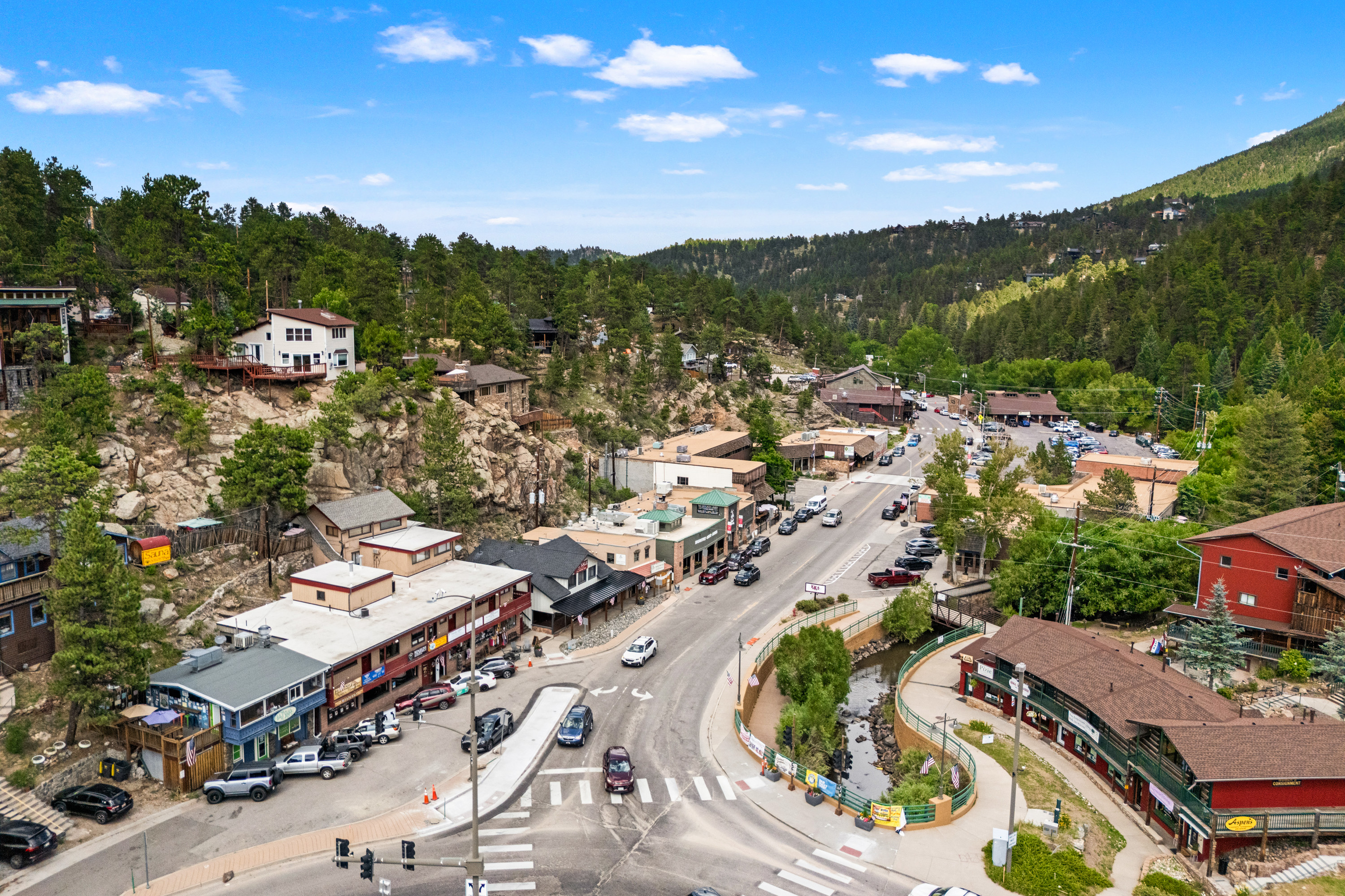  Rare Opportunity to Own 2 Homes Just Steps Away from Coveted Evergreen Lake - 物件實景