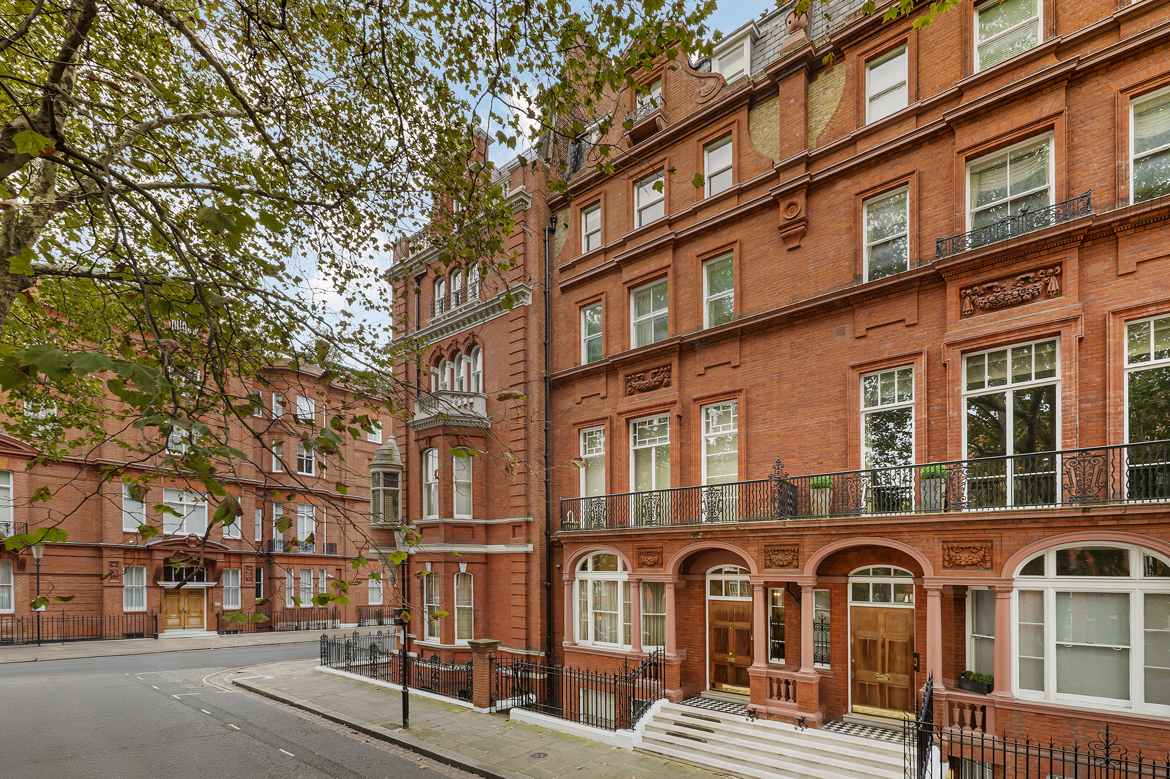 Pont Street Character with Rooftop Views 