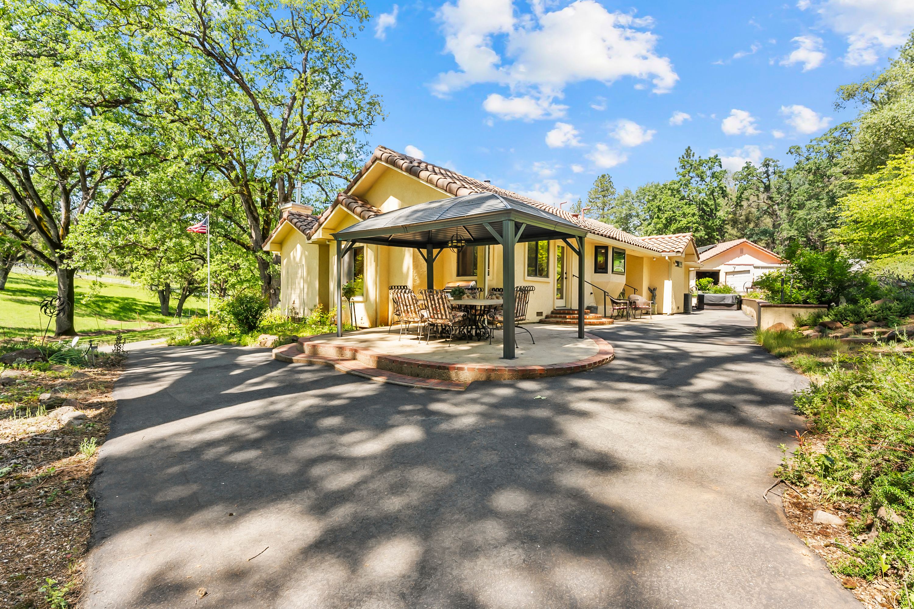  21 Acres - Gated - Renovated - 物件實景