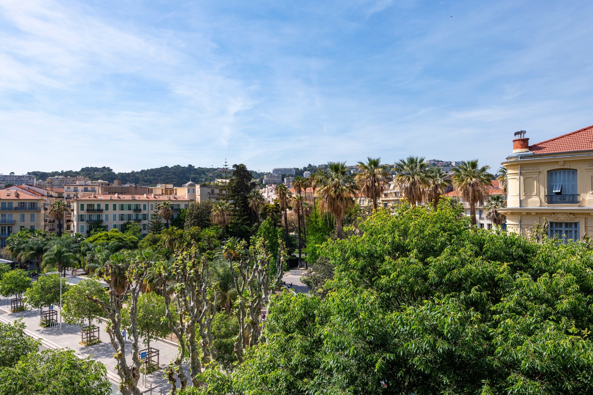  Nice Victor Hugo renovated 2 bedroom apartment 112 sqm with bow windows and par… - 物件實景