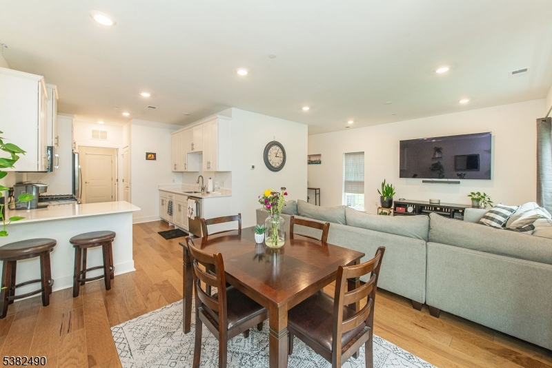 Morris Plains Boro, New Jersey, 07950, United States, 2 Bedrooms Bedrooms, ,3 BathroomsBathrooms,Residential,For Sale,1939204