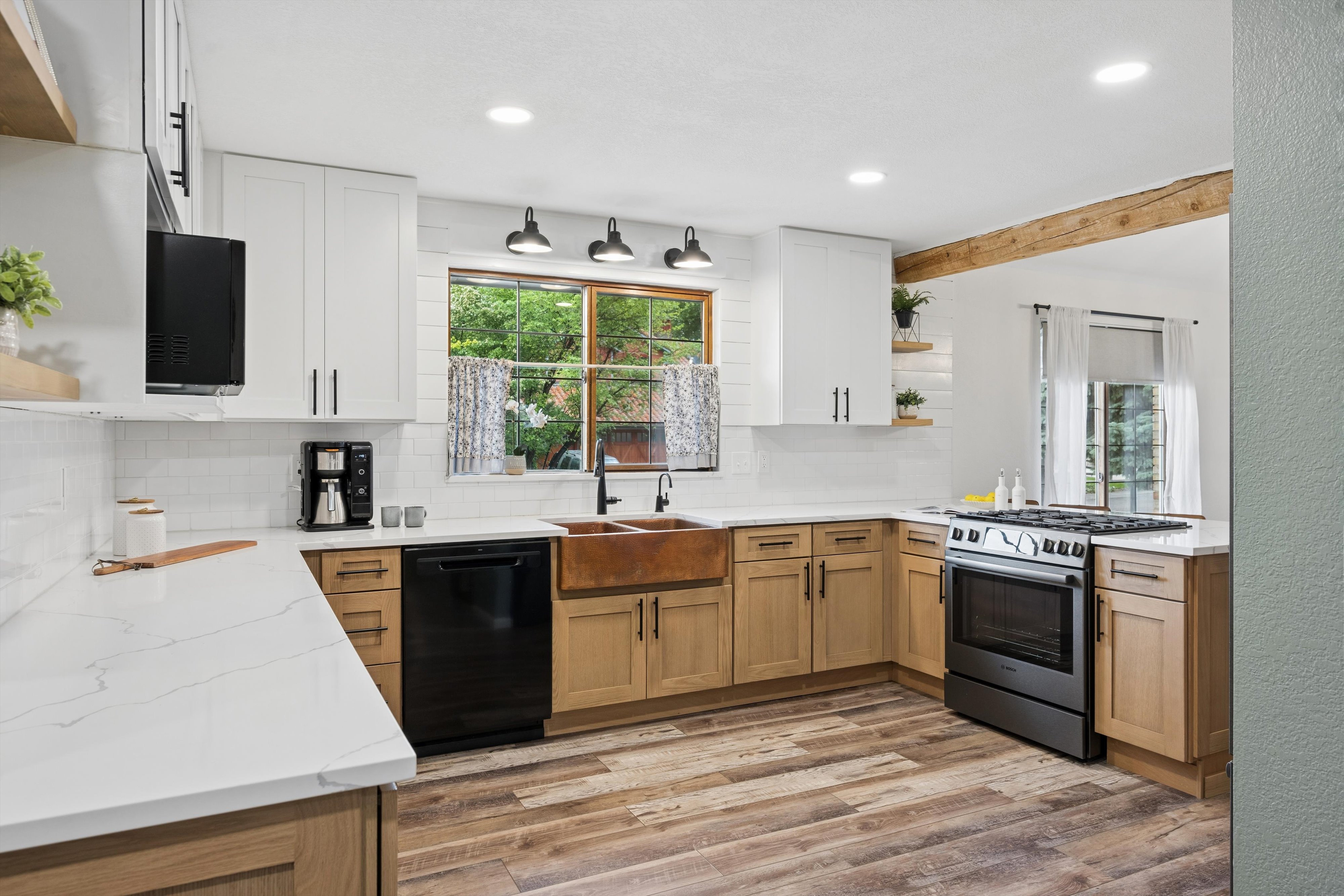  Thoughtfully Updated and Beautifully Maintained Ranch-Style Residence - 物件實景