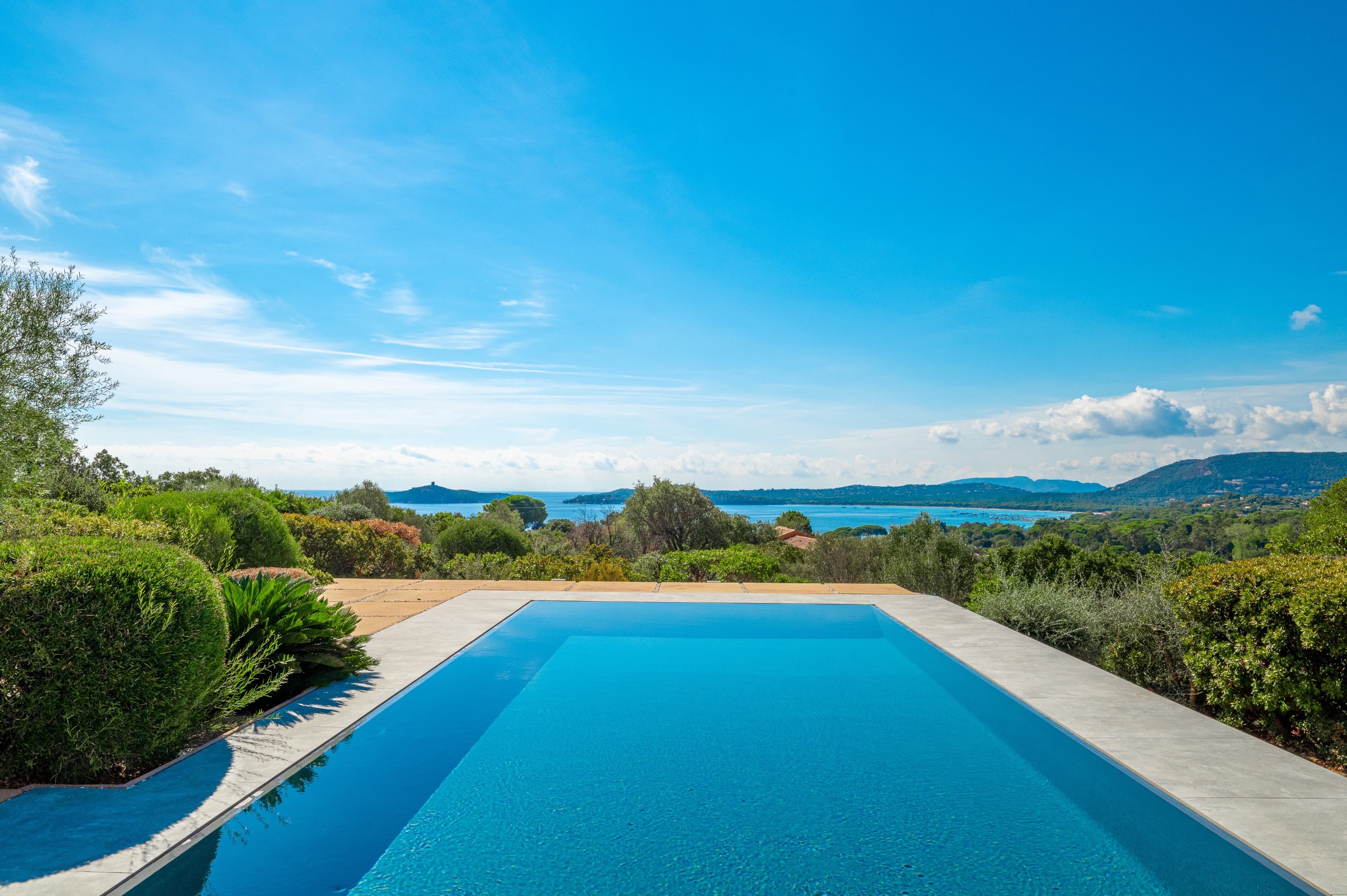  Contemporary 300 sqm villa with a mirror pool in Pinarello – 5 suites - 物件實景