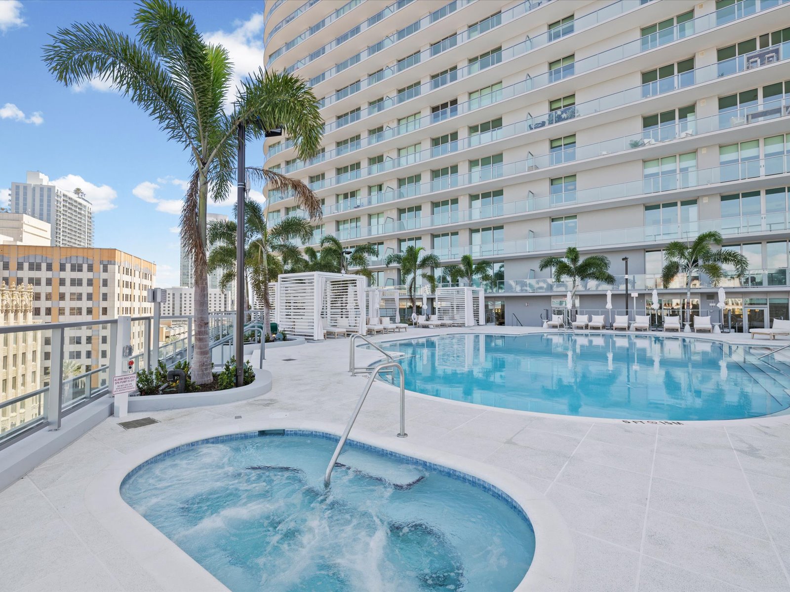 ST Petersburg, Florida, 33701, United States, 2 Bedrooms Bedrooms, ,3 BathroomsBathrooms,Residential,For Sale,2049072