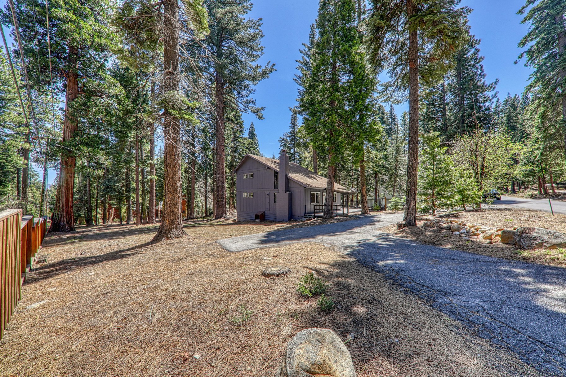  Tucked into a Prime Tahoe City setting - 物件實景