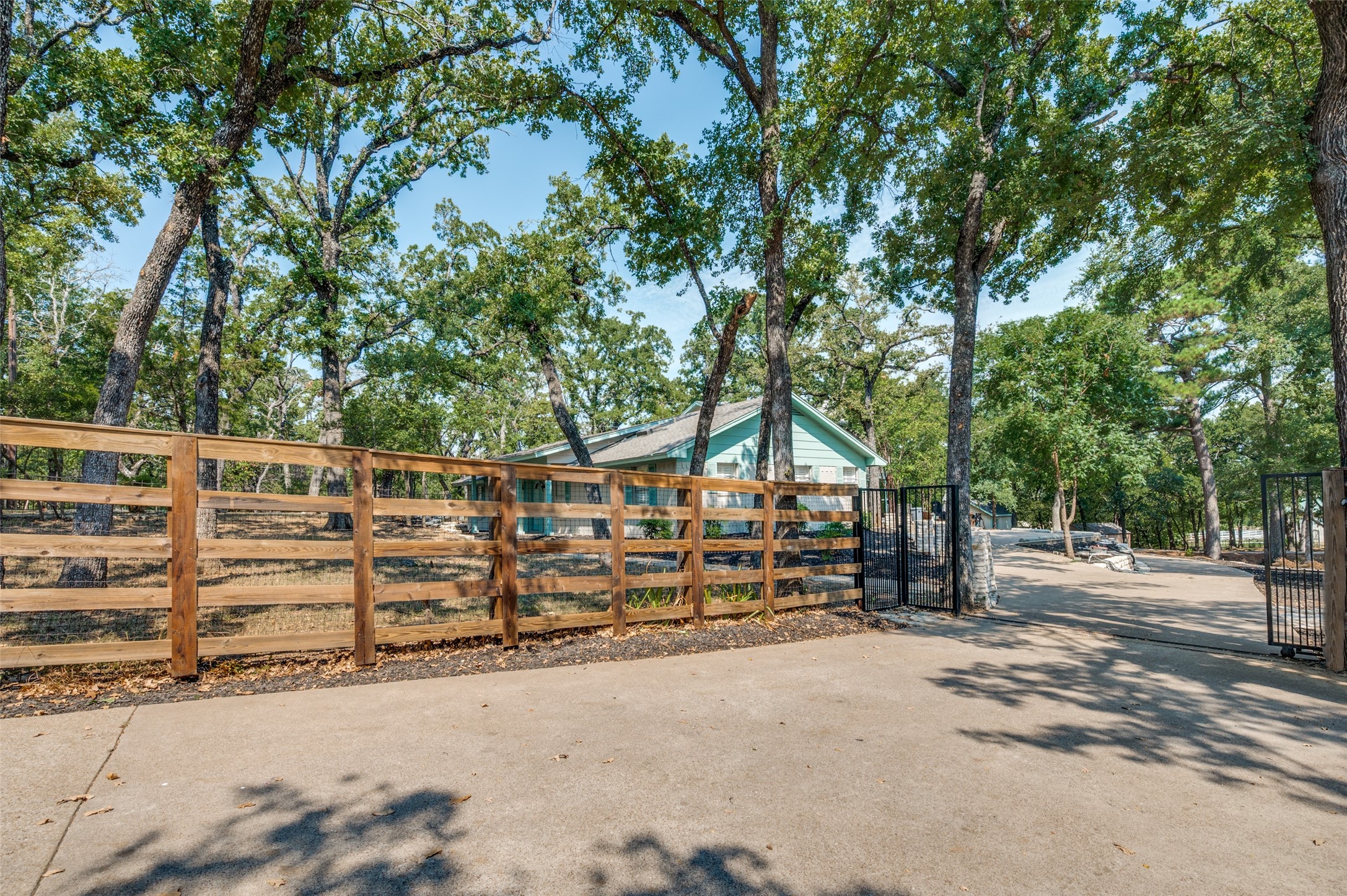 Arlington, Texas, 76017, United States, 3 Bedrooms Bedrooms, ,4 BathroomsBathrooms,Residential,For Sale,1934501