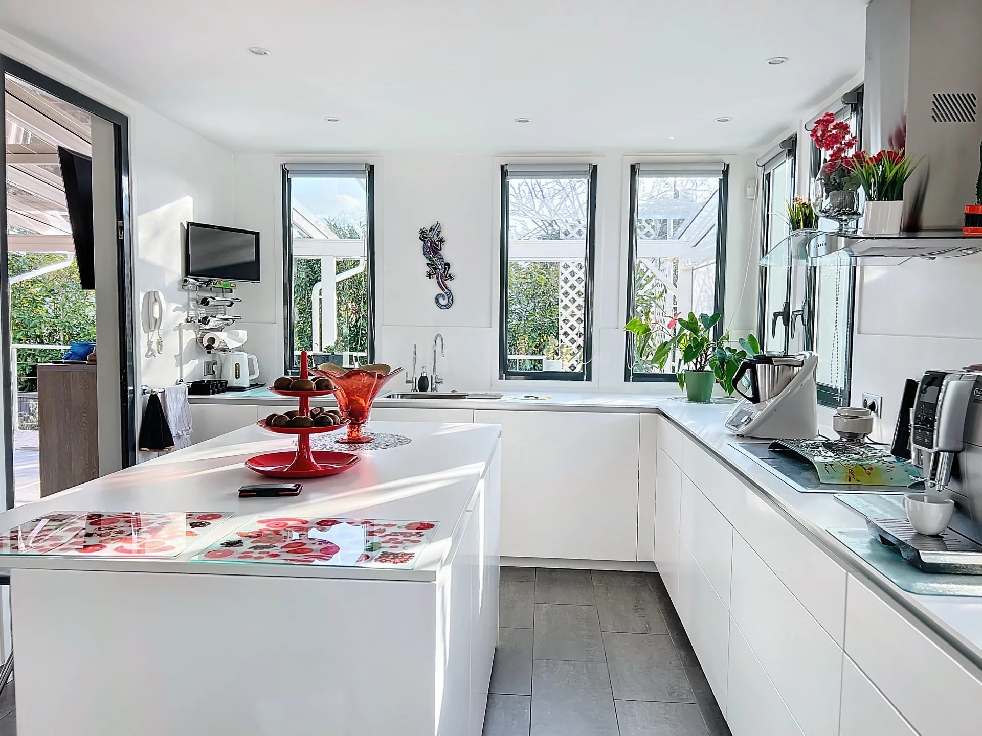 Saintes, New Aquitaine, 17100, FR, 3 Bedrooms Bedrooms, ,4 BathroomsBathrooms,Residential,For Sale,1771028