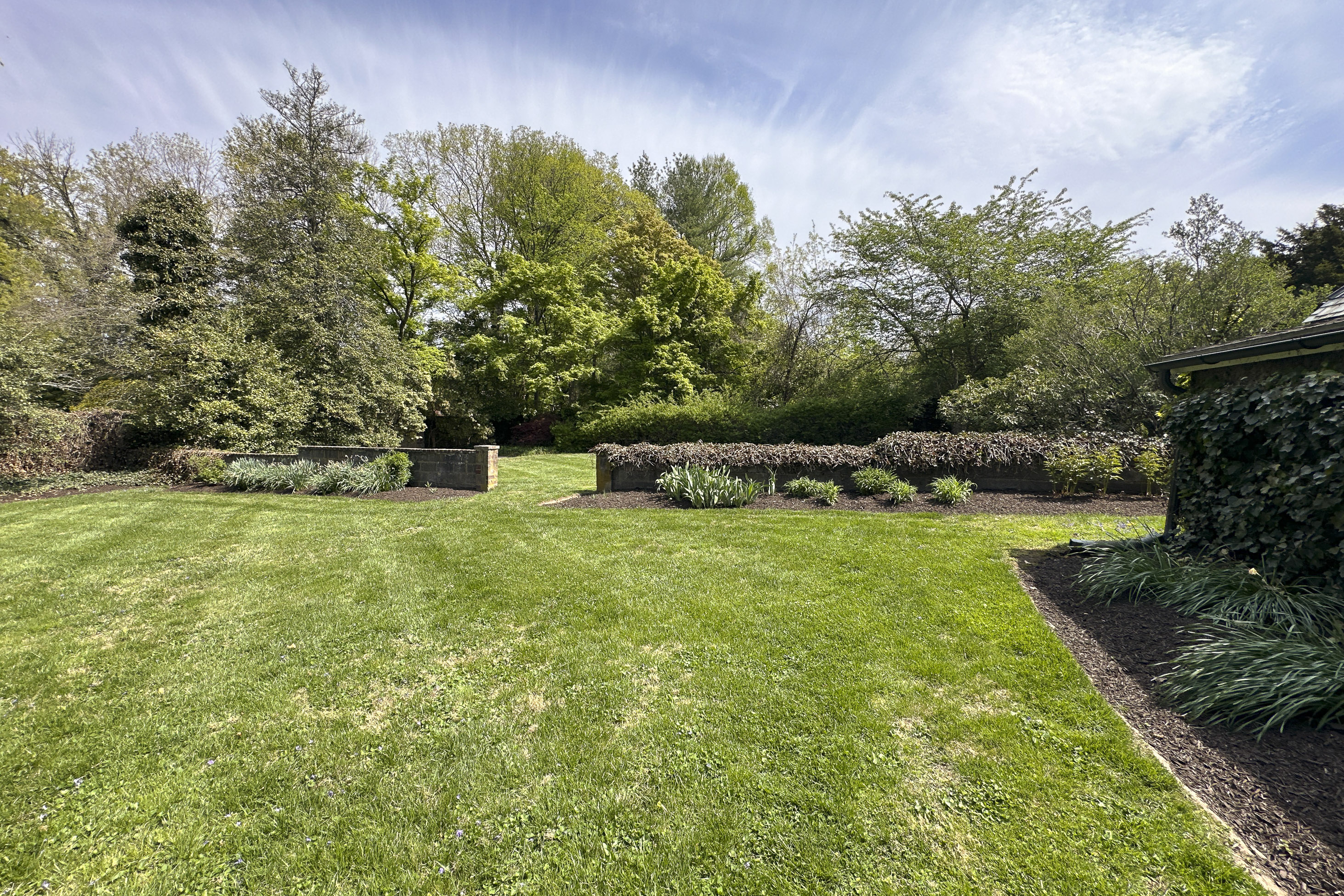  Modernized Tudor on a Magnificent Oversized Lot - 物件實景
