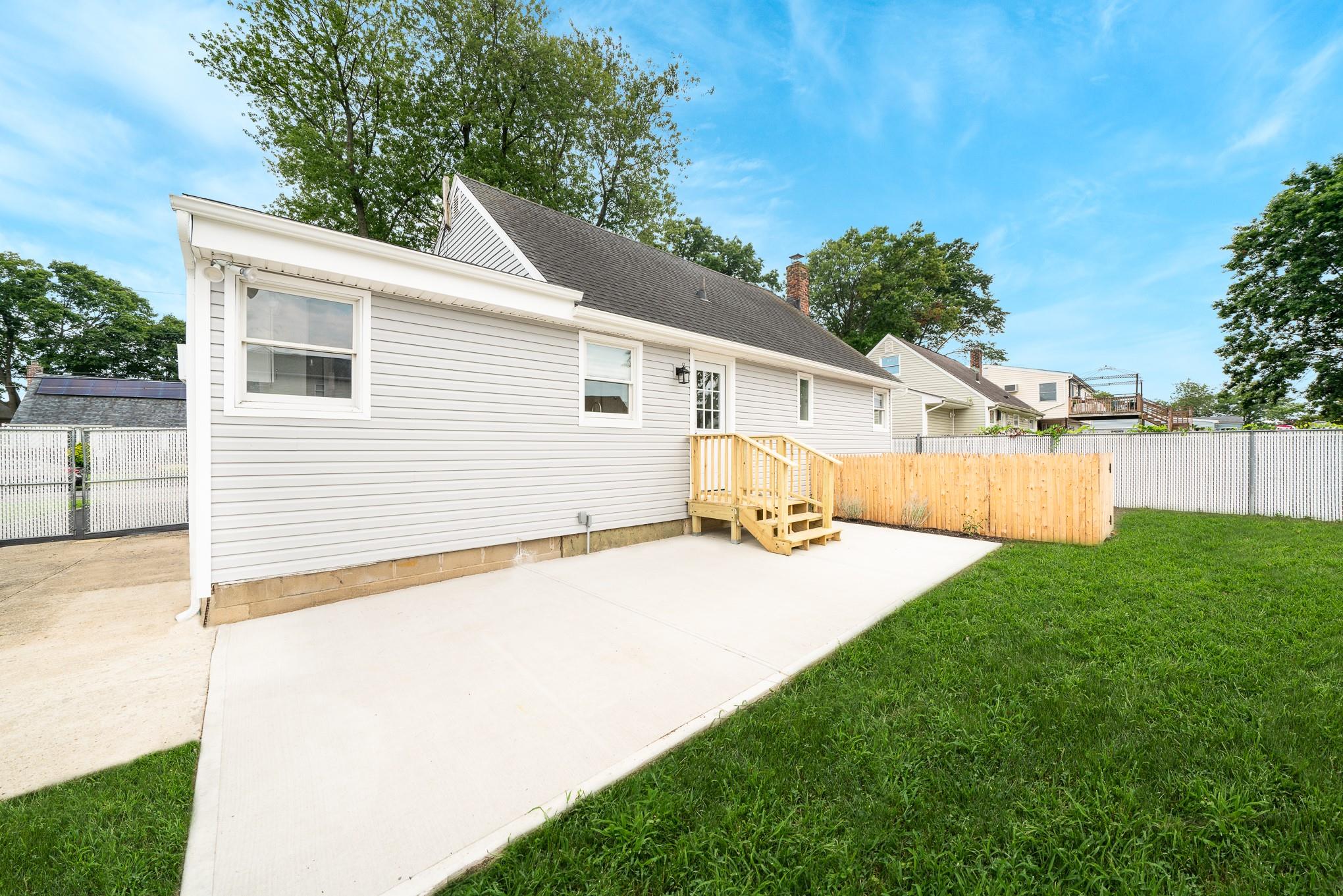 Lindenhurst, New York, 11757, United States, 4 Bedrooms Bedrooms, ,2 BathroomsBathrooms,Residential,For Sale,1899755