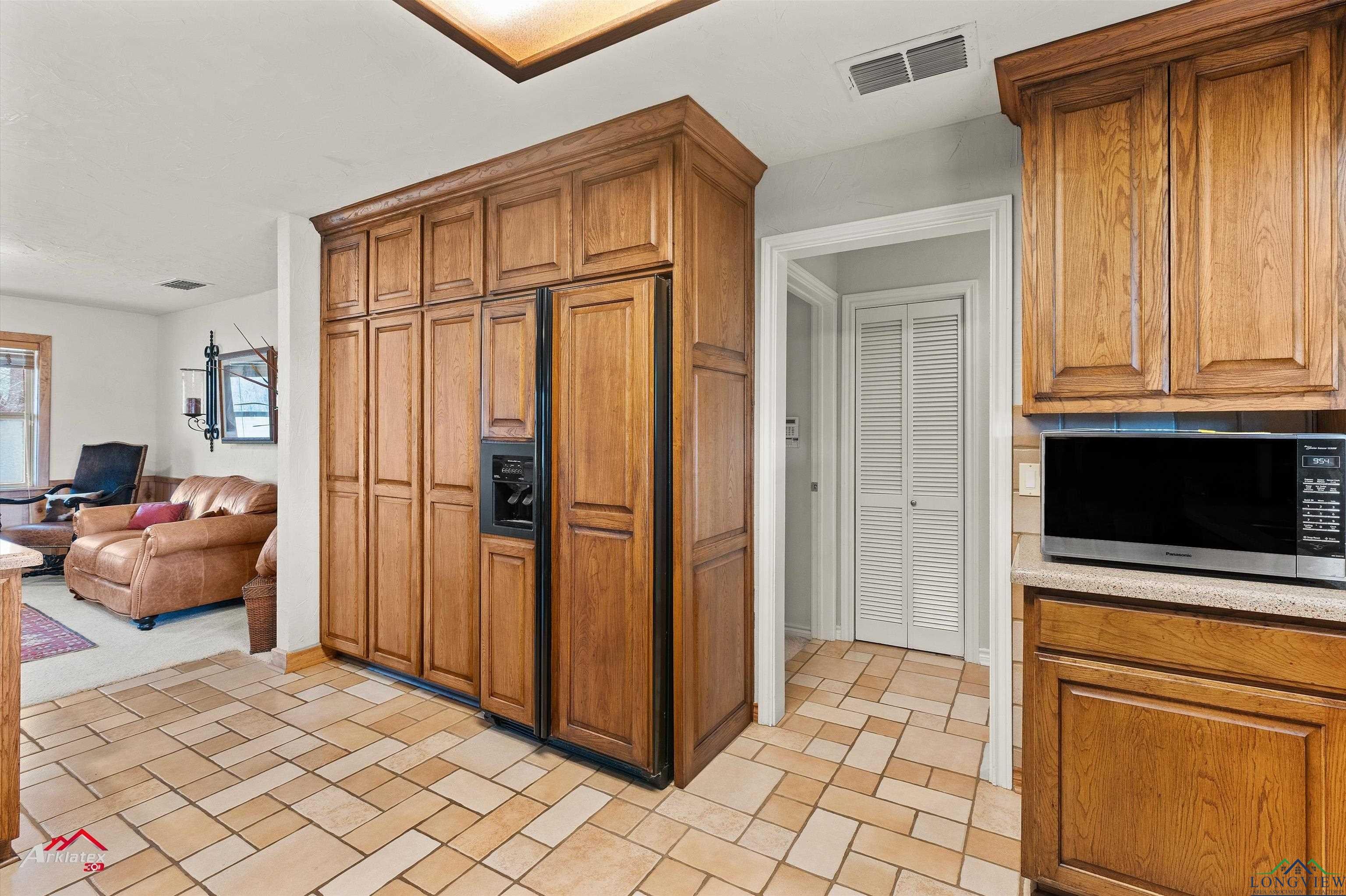 Marshall, Texas, 75672-4947, United States, 3 Bedrooms Bedrooms, ,4 BathroomsBathrooms,Residential,For Sale,1982293