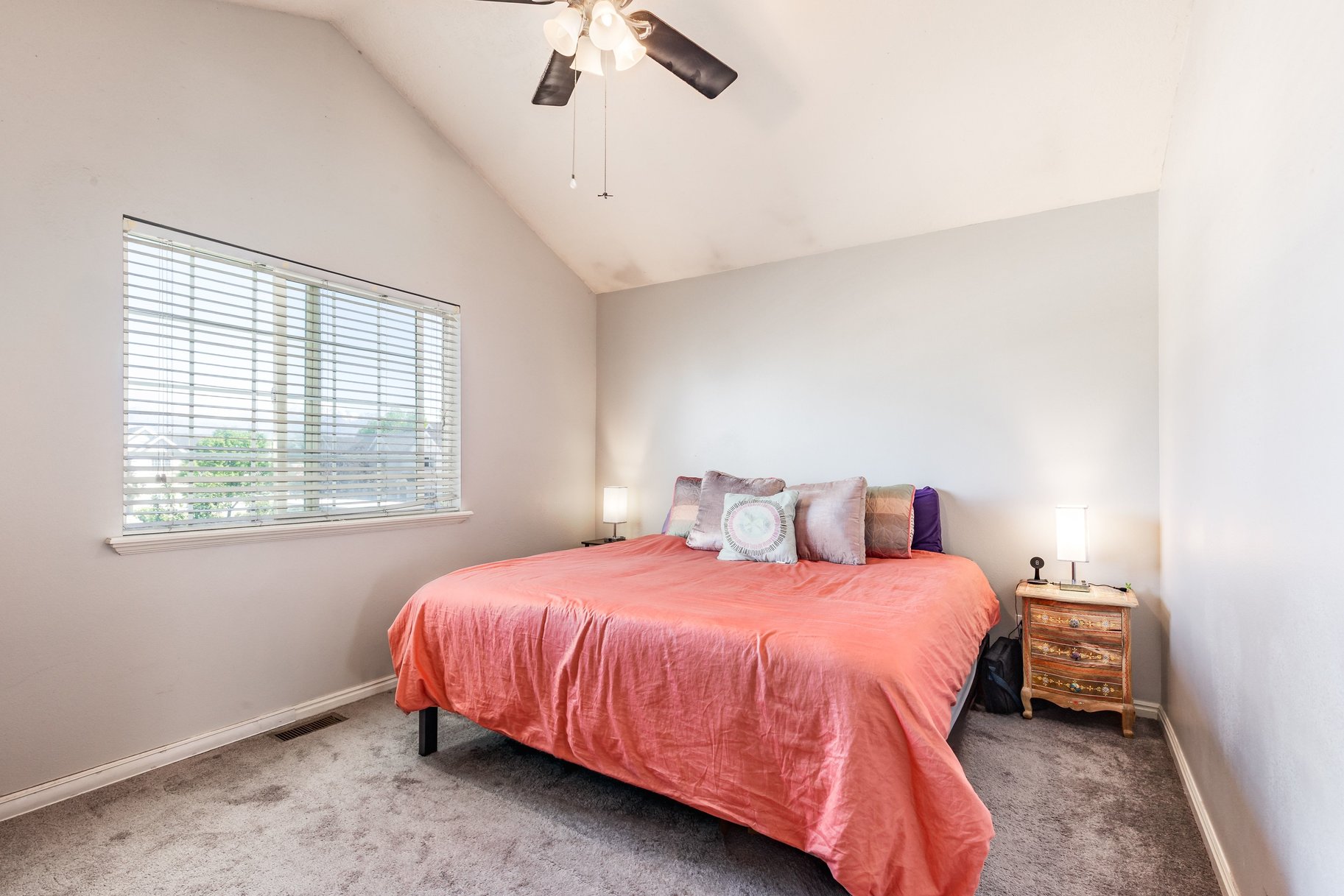  Your Perfect Townhome: Spacious Layout, Finished Basement & Relaxing Back Patio - 物件實景