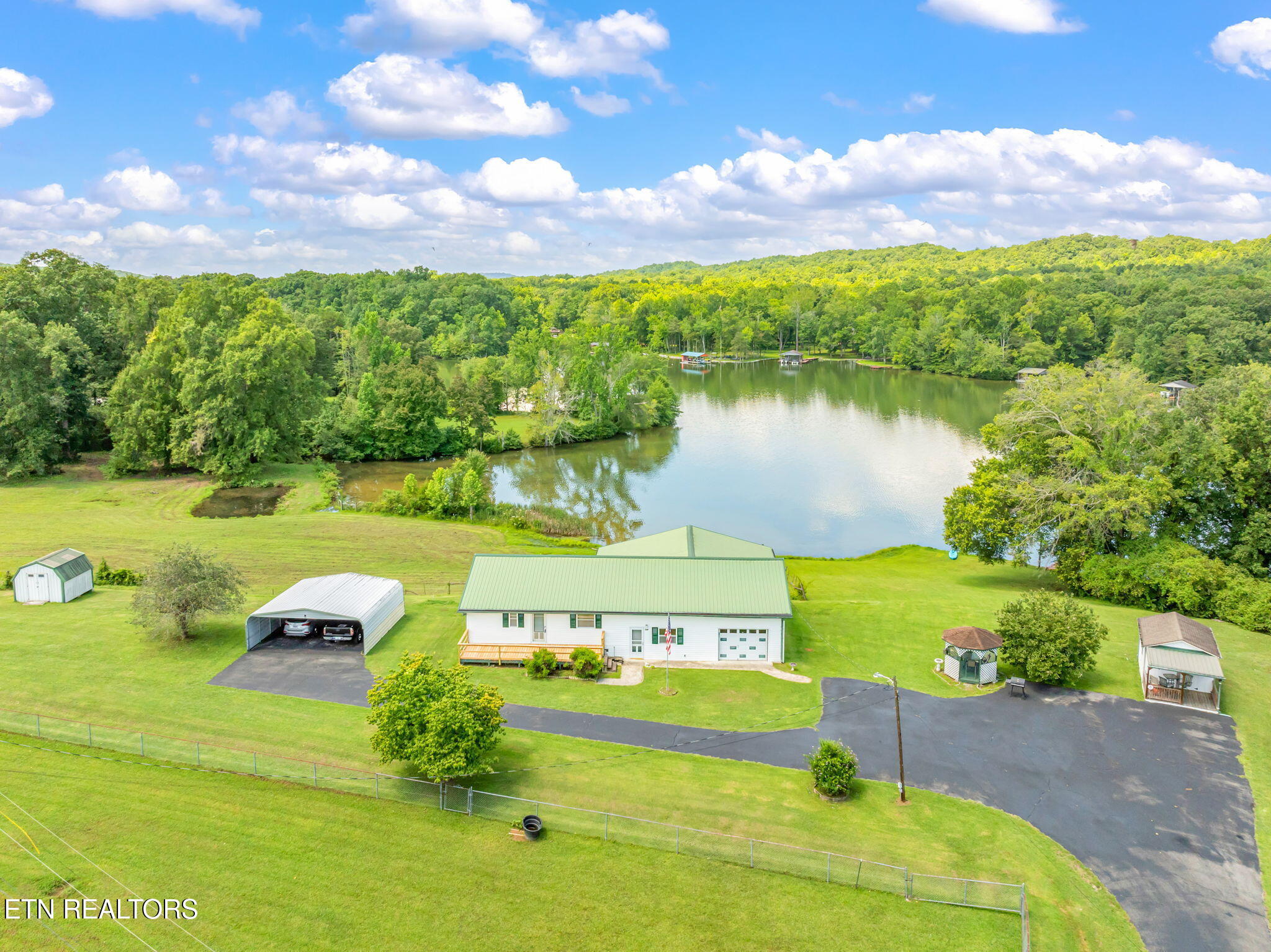 Kingston, Tennessee, 37763, United States, 3 Bedrooms Bedrooms, ,2 BathroomsBathrooms,Residential,For Sale,1891153