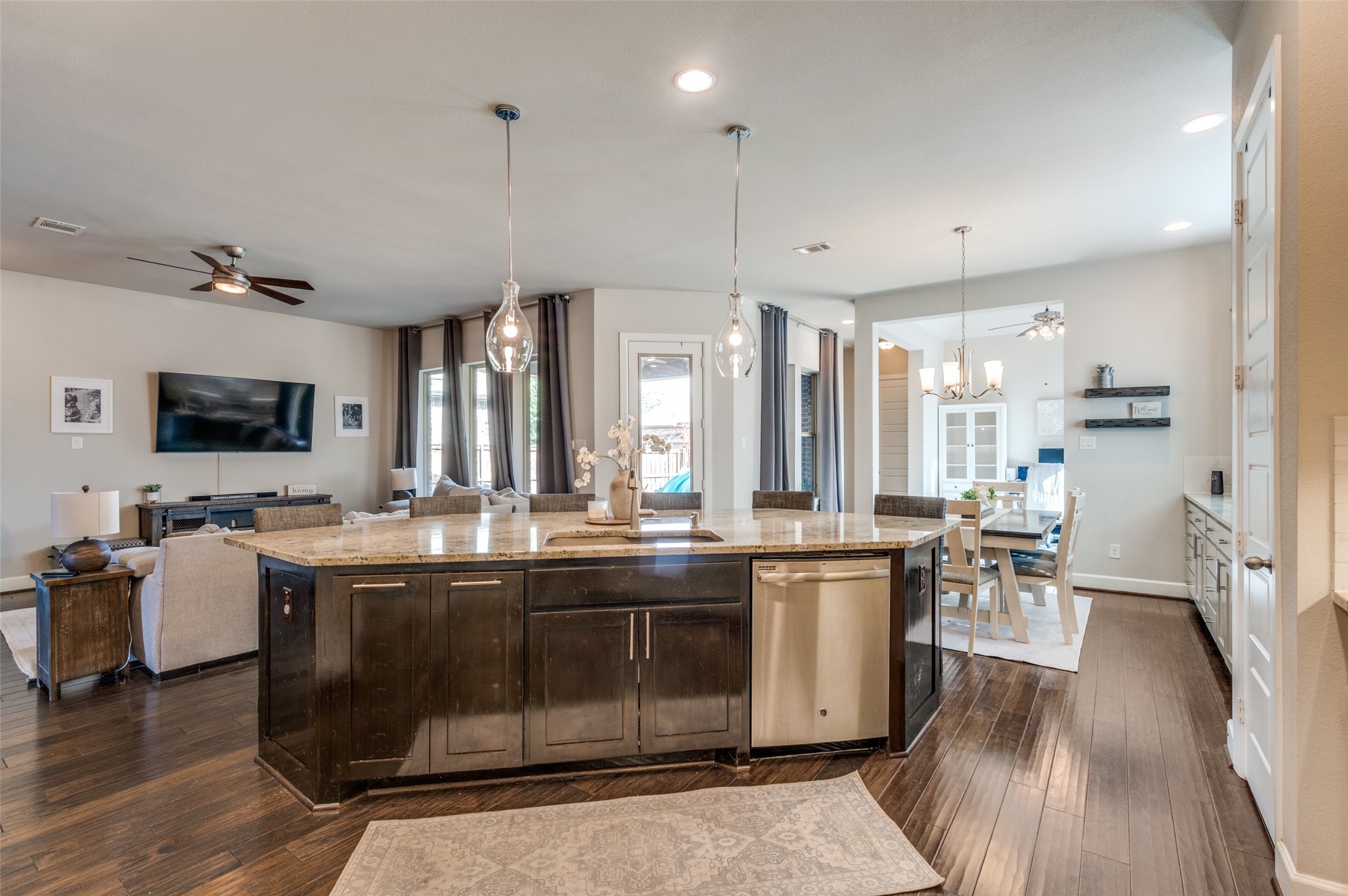 Arlington, Texas, 76005, United States, 4 Bedrooms Bedrooms, ,4 BathroomsBathrooms,Residential,For Sale,1857348