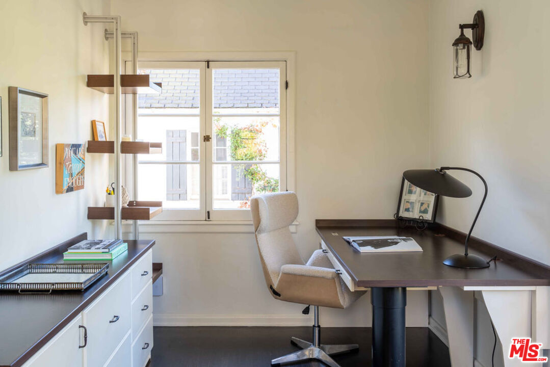 Los Angeles, California, 90004, United States, 4 Bedrooms Bedrooms, ,5 BathroomsBathrooms,Residential,For Sale,1989433