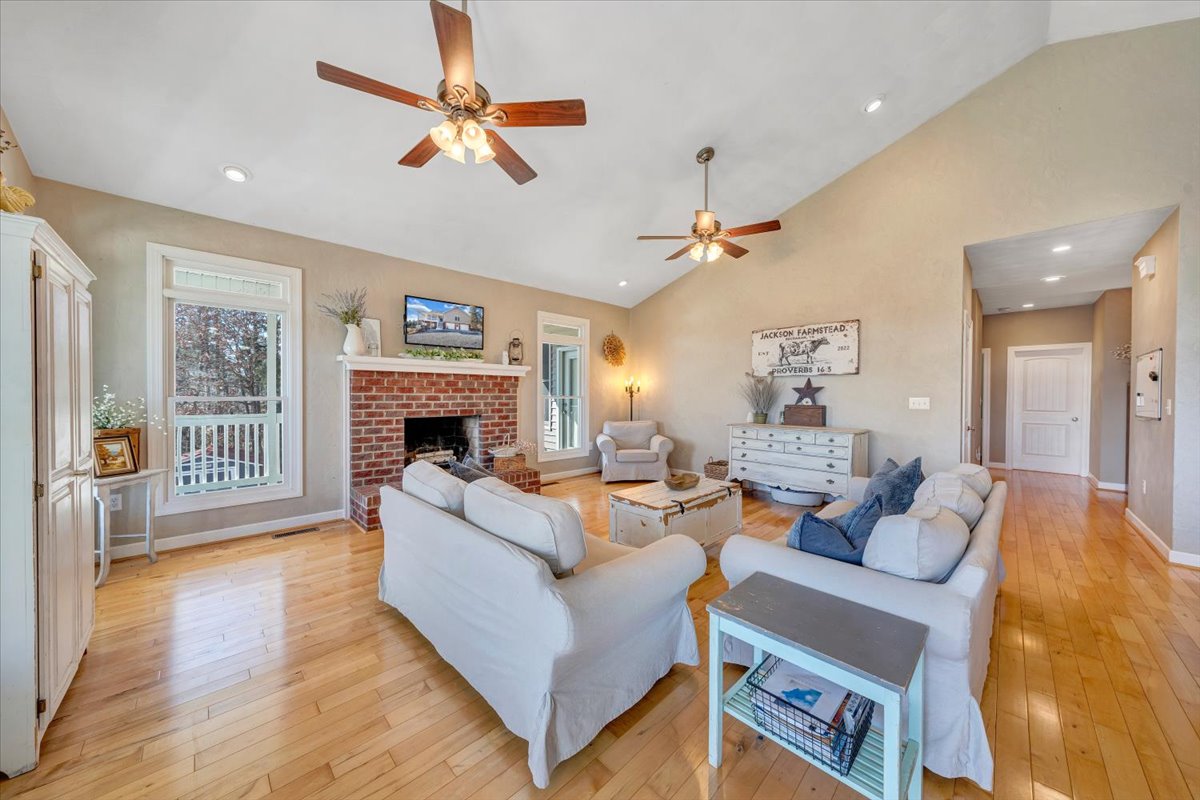 Buchanan, Virginia, 24066, United States, 5 Bedrooms Bedrooms, ,4 BathroomsBathrooms,Residential,For Sale,1900741
