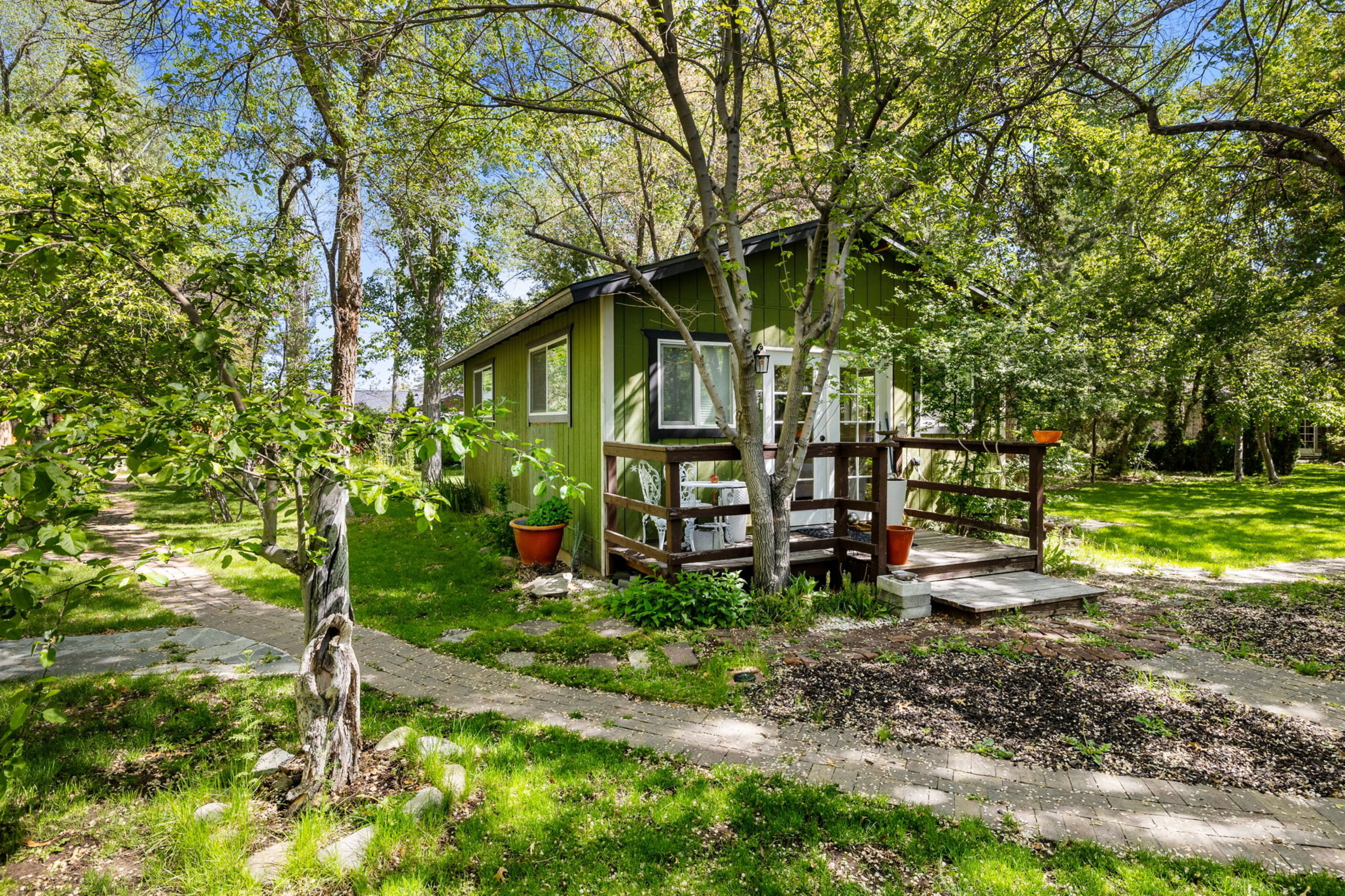  Historic home with 2 guest homes on 1.24 acres with a pool - 物件實景