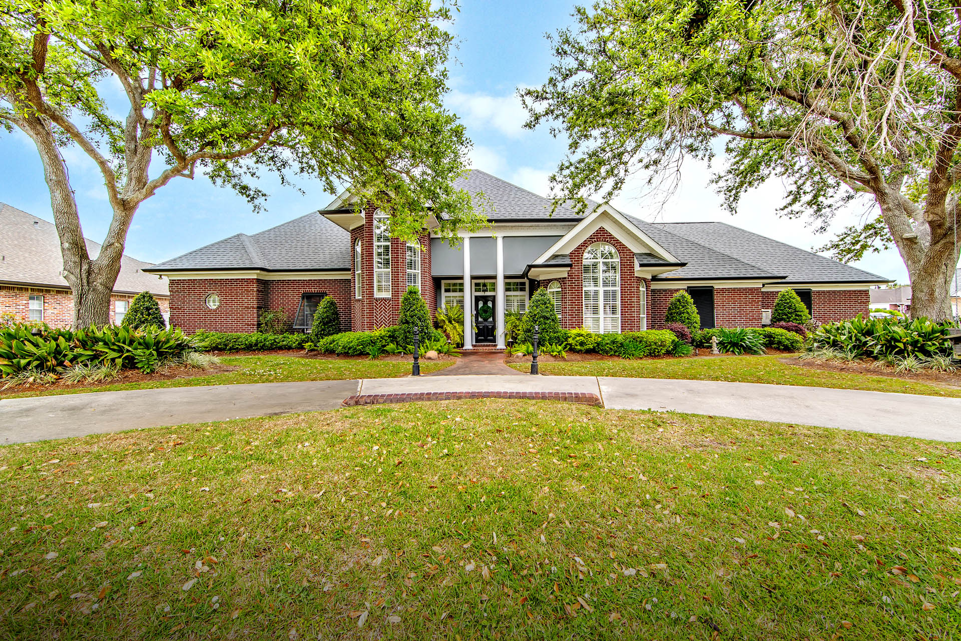 Houma, Louisiana, 70360, United States, 5 Bedrooms Bedrooms, ,5 BathroomsBathrooms,Residential,For Sale,1885732