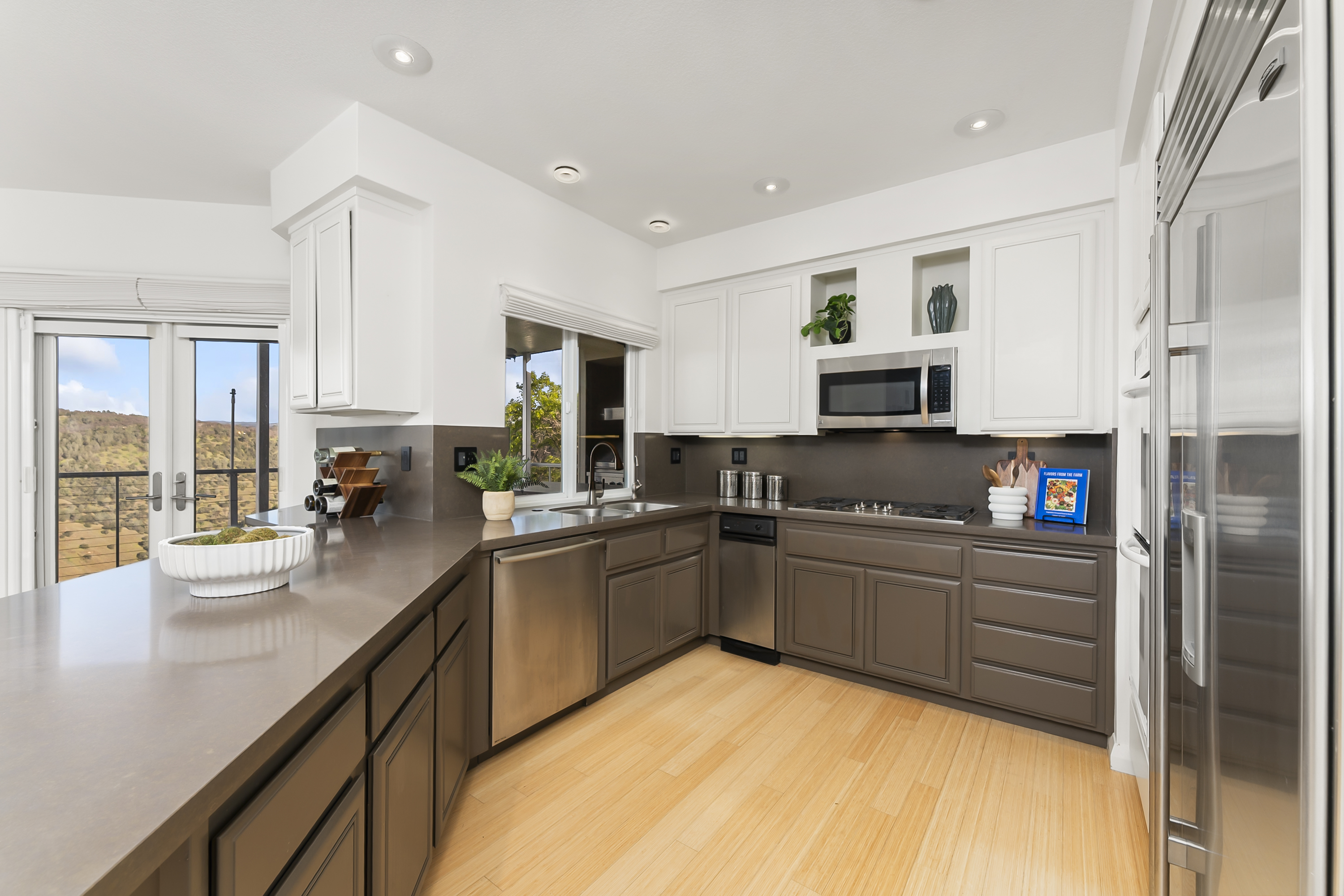  River Views • Pool • A Striking Estate That Makes a Statement - 物件實景